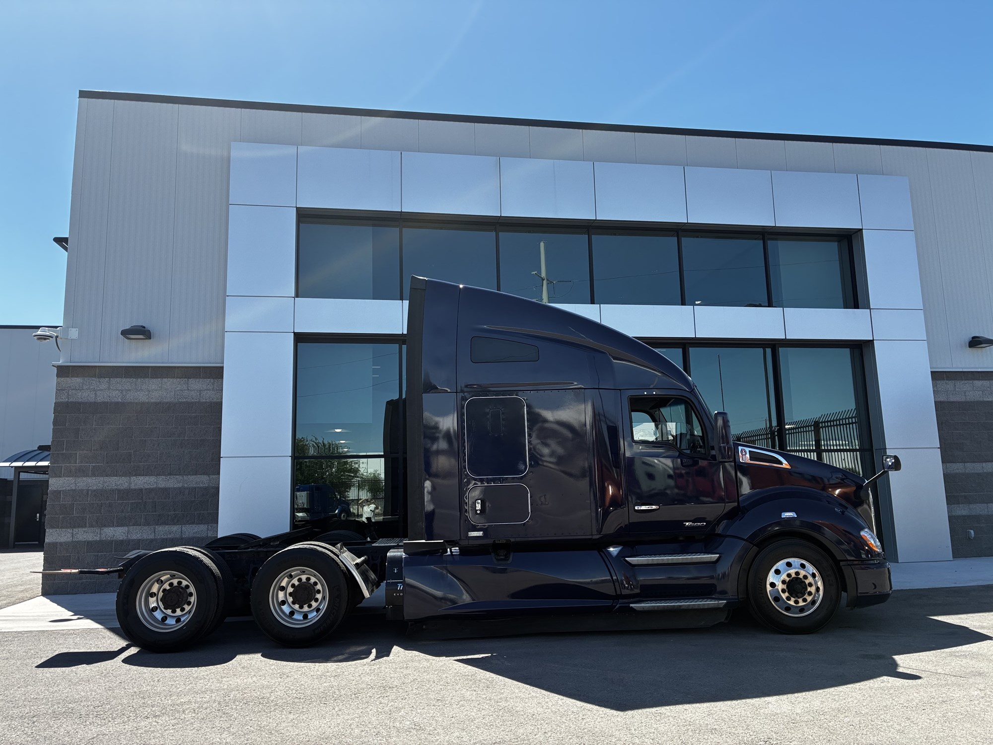 2022 Kenworth T680 2022 Kenworth T680 - image 2 of 6