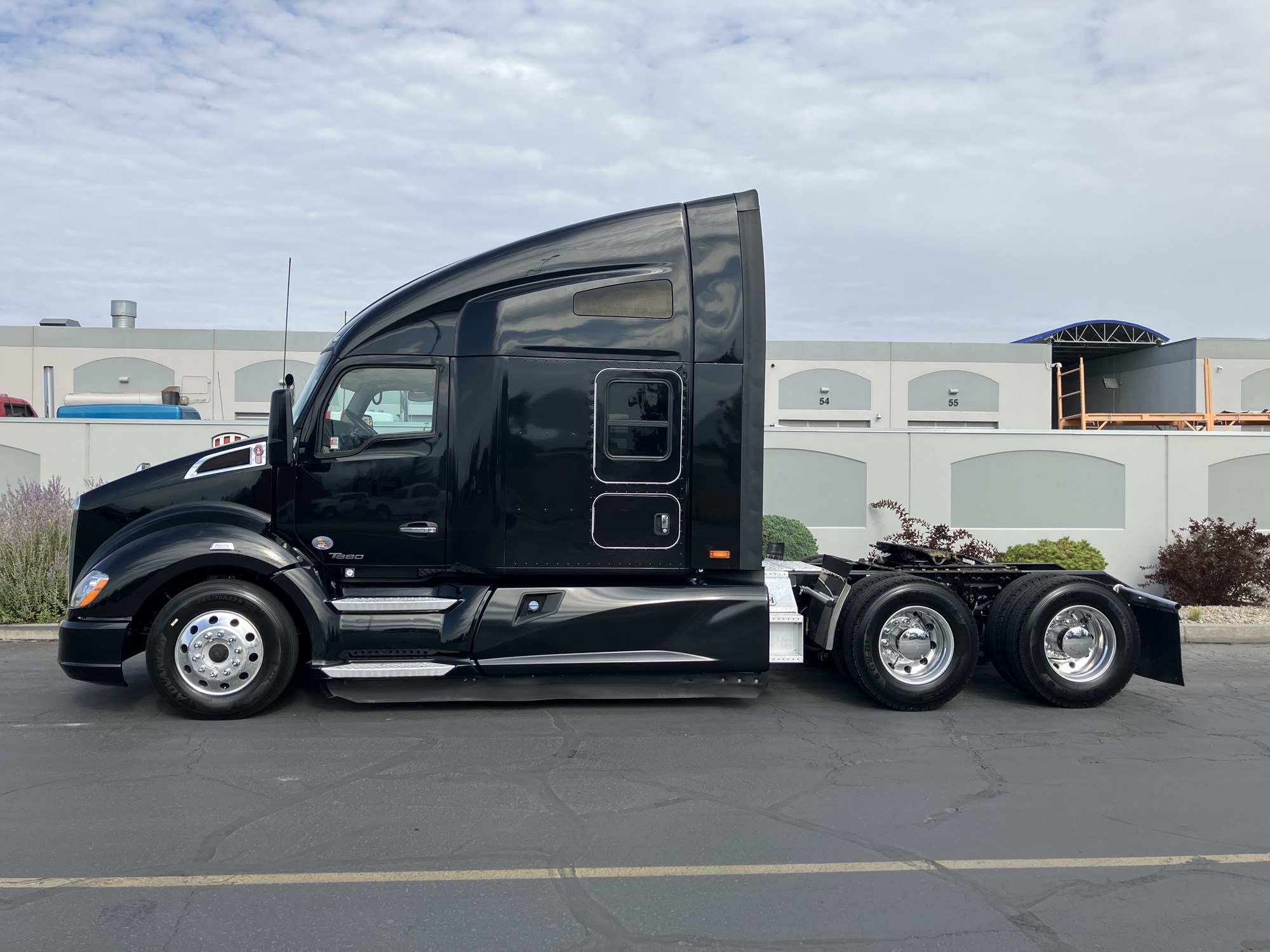 2022 Kenworth T680 2022 Kenworth T680 - image 1 of 6