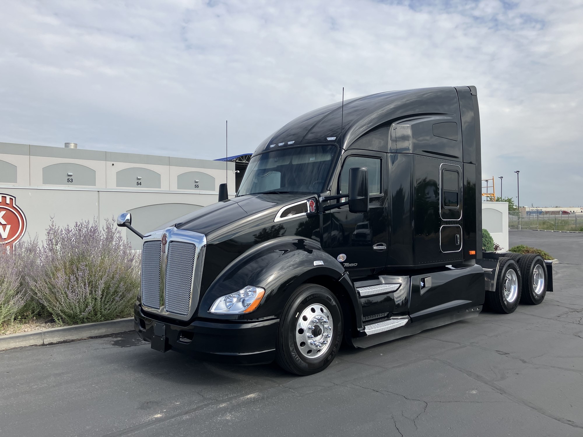 2022 Kenworth T680 2022 Kenworth T680 - image 2 of 6