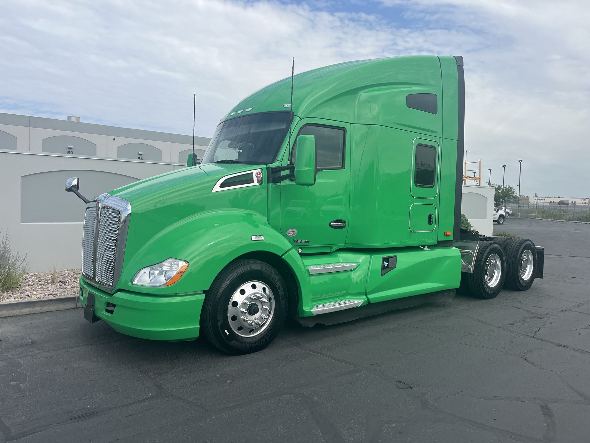 2022 Kenworth T680 2022 Kenworth T680 - image 1 of 6