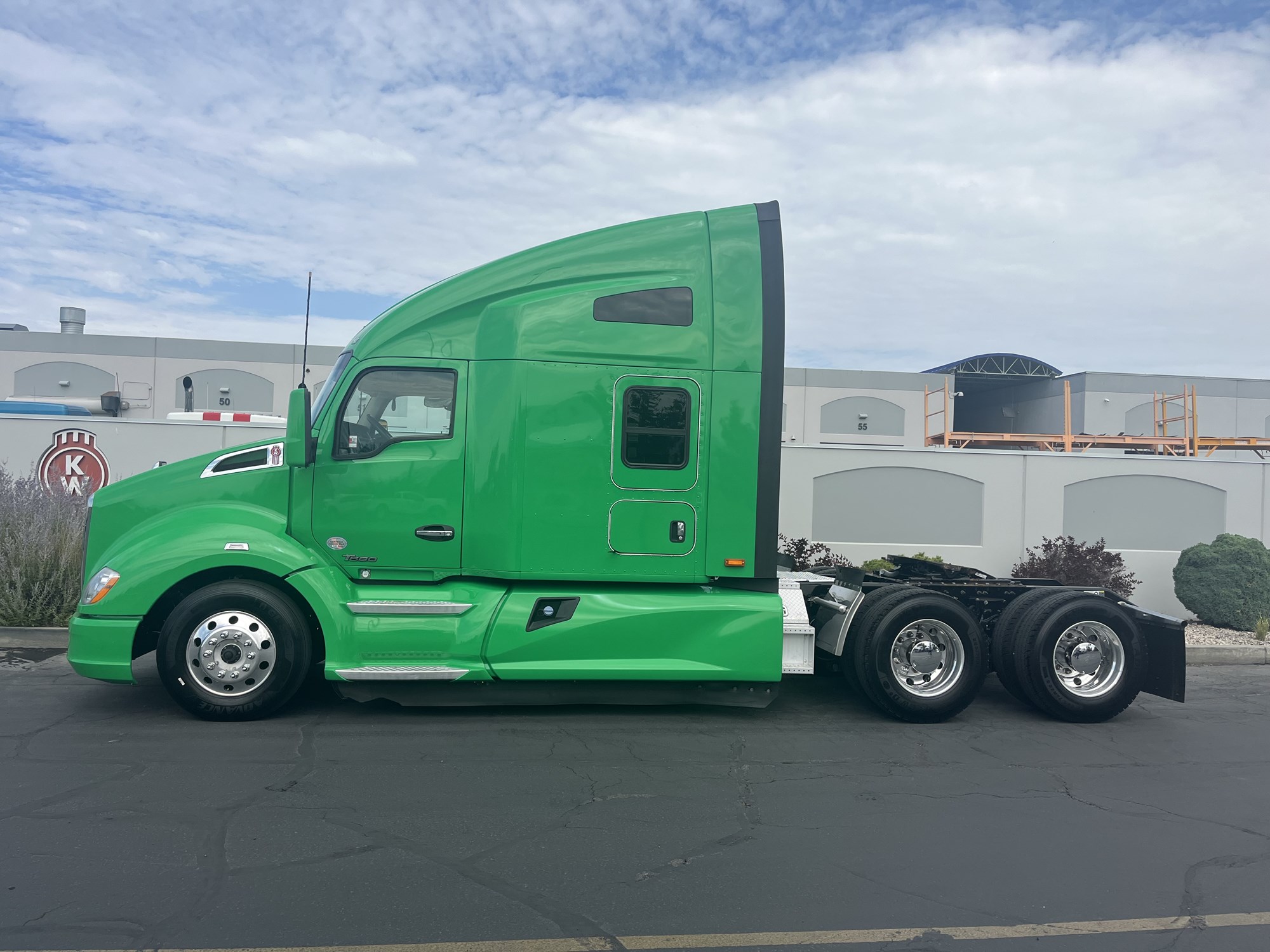 2022 Kenworth T680 2022 Kenworth T680 - image 2 of 6