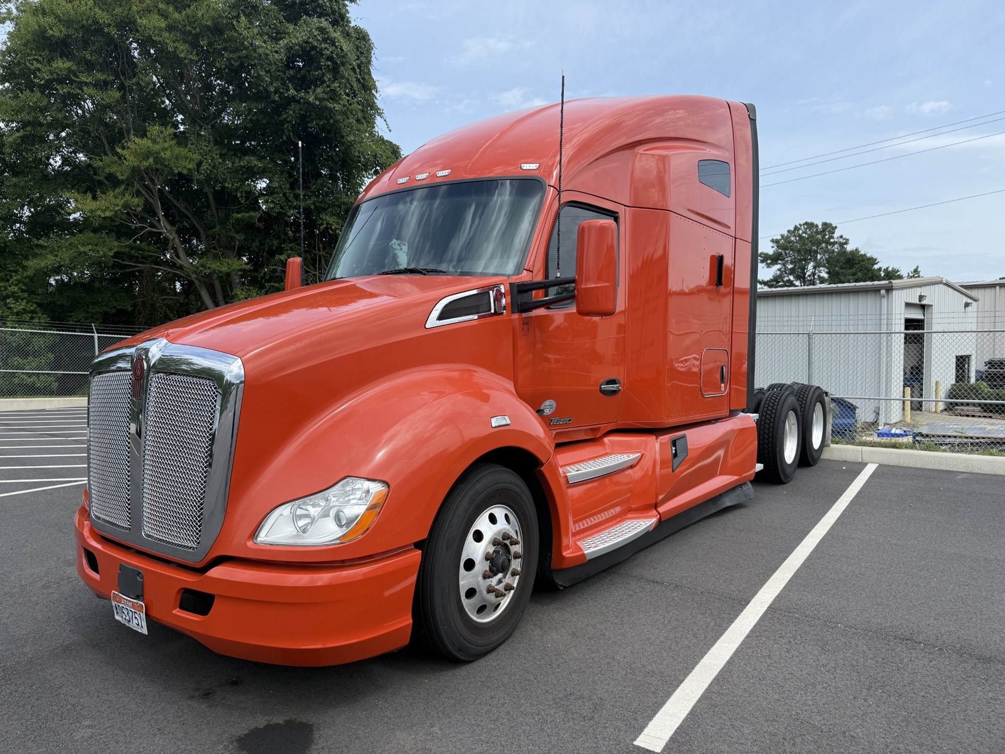 2022 Kenworth T680 2022 Kenworth T680 - image 1 of 6