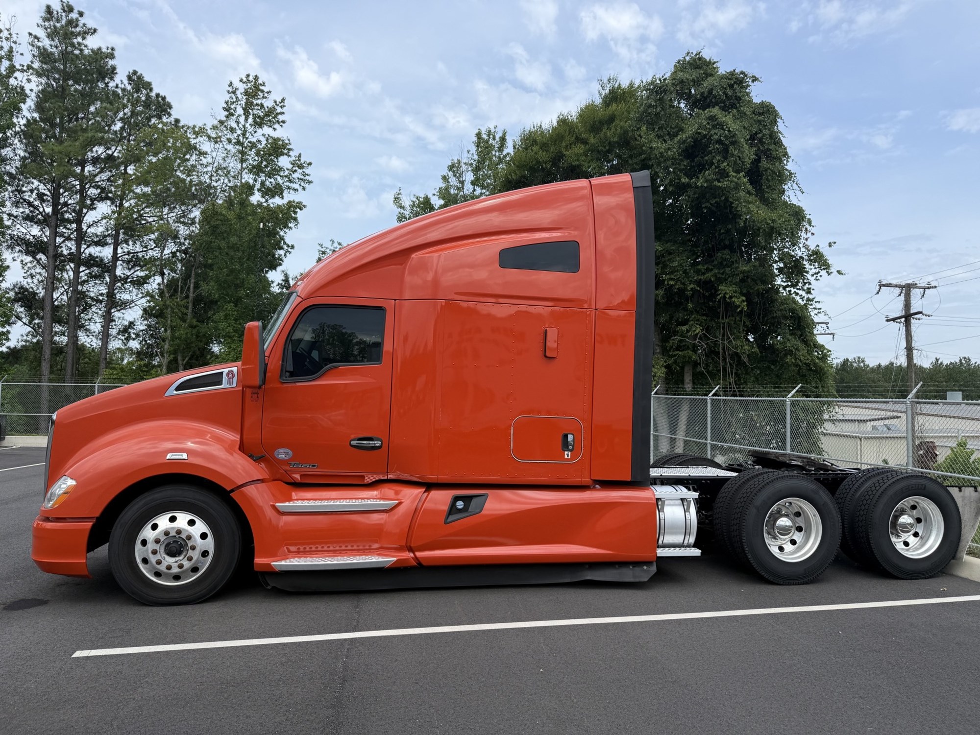 2022 Kenworth T680 2022 Kenworth T680 - image 2 of 6