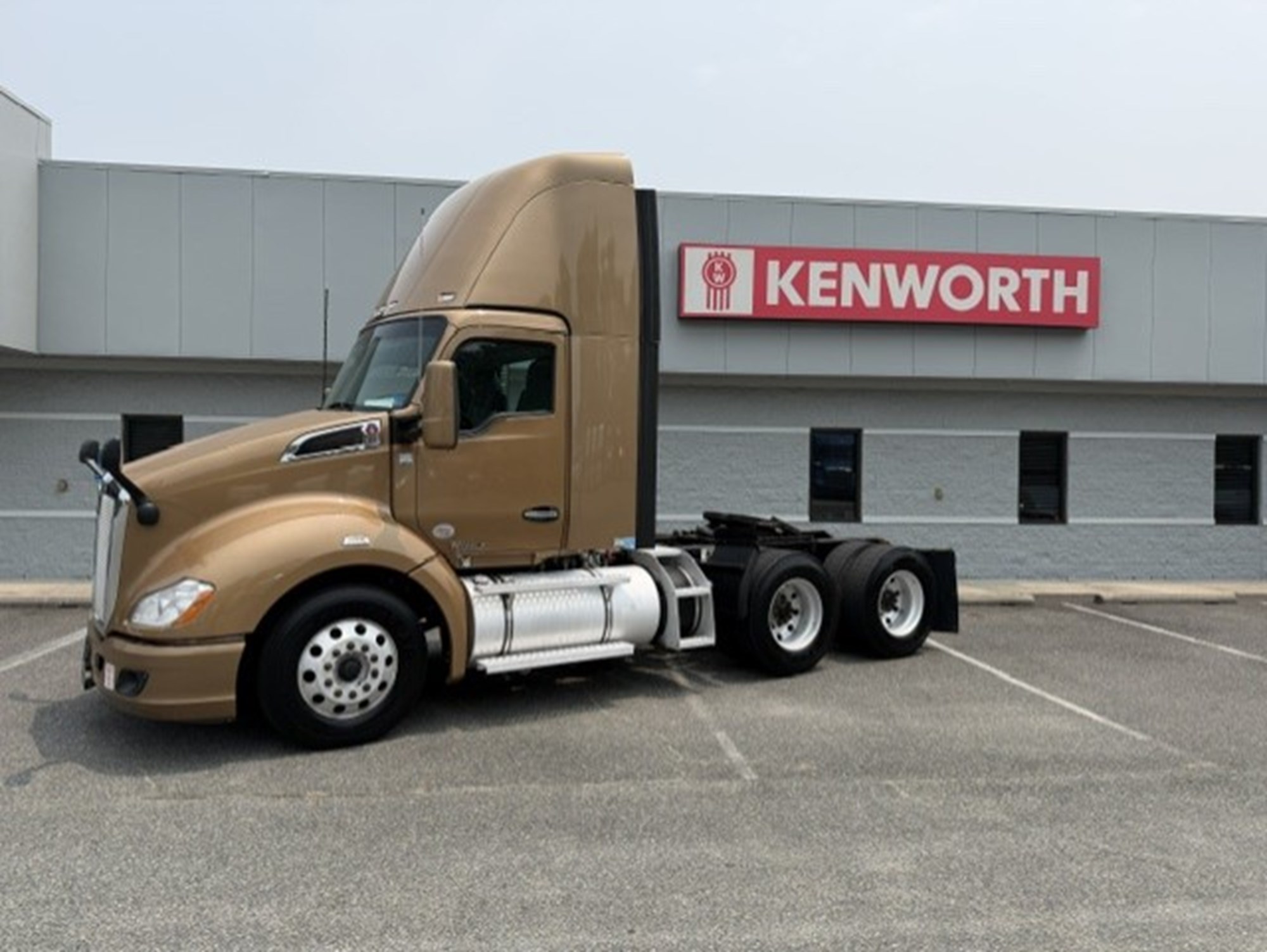 2022 Kenworth T680 2022 Kenworth T680 - image 1 of 6