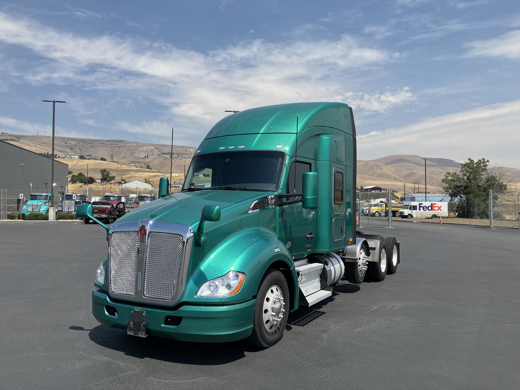 2022 Kenworth T680 2022 Kenworth T680 - image 1 of 6