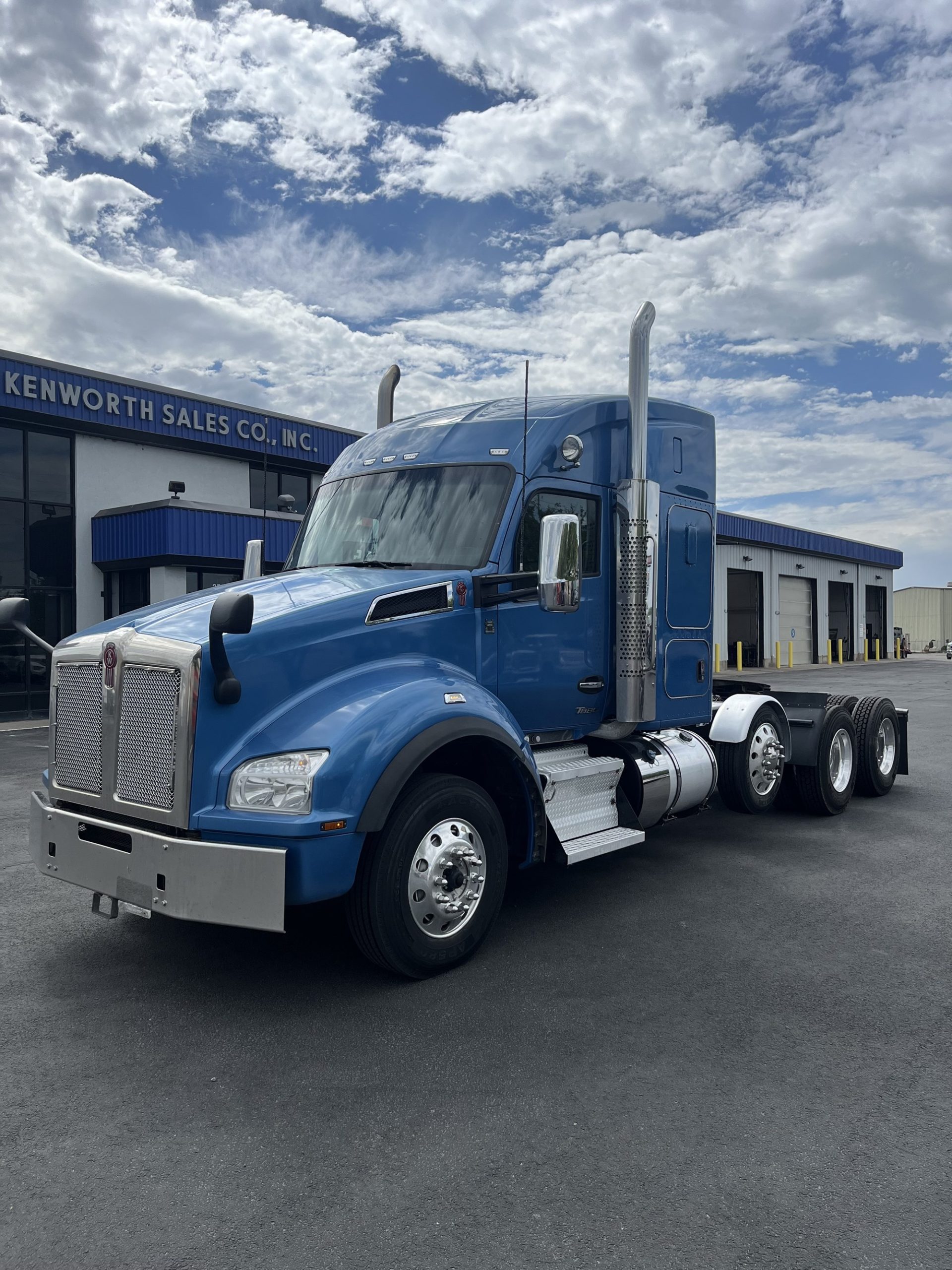 2022 Kenworth T880 2022 Kenworth T880 - image 1 of 6