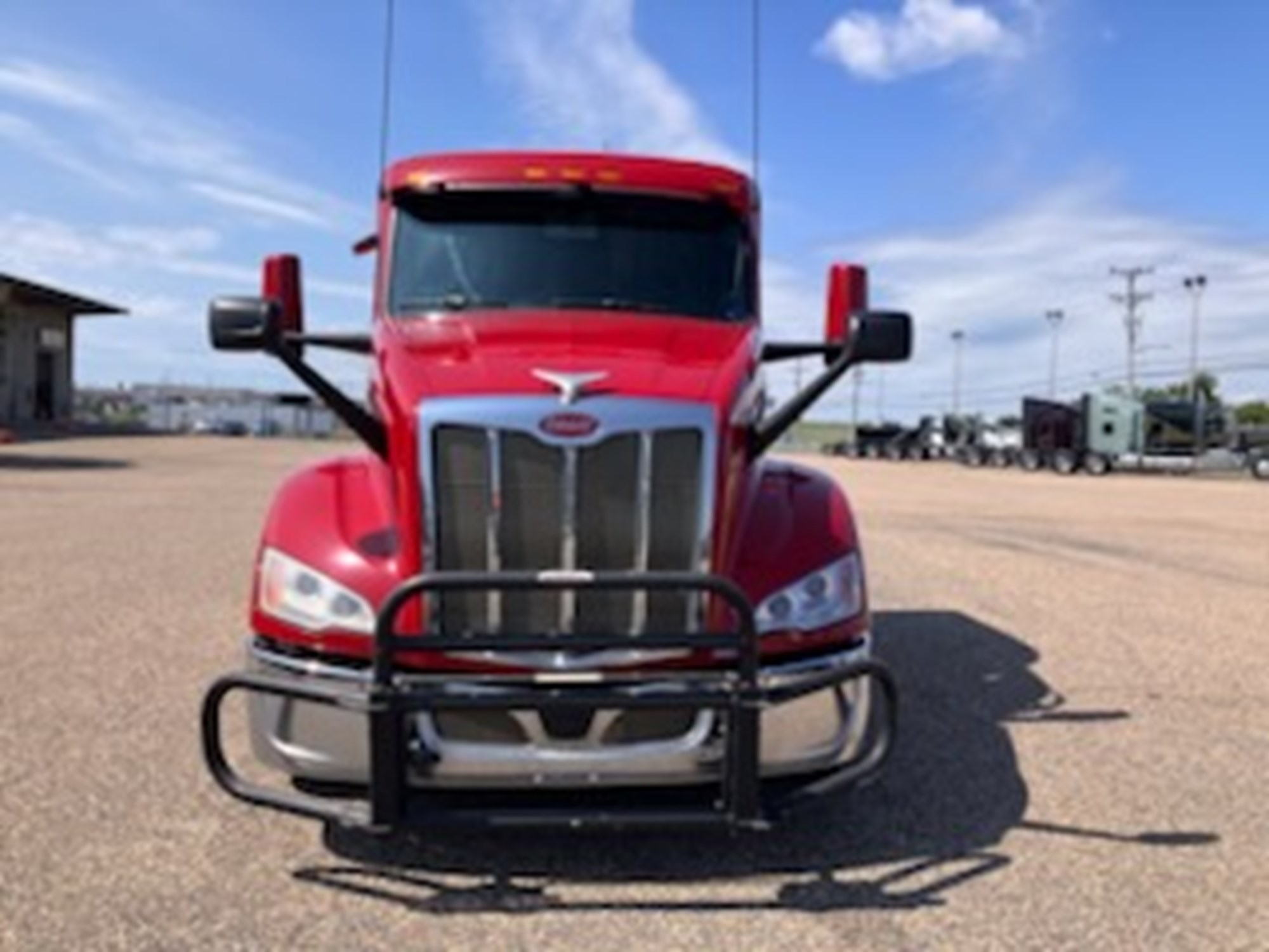 2023 Peterbilt 579 2023 Peterbilt 579 - image 2 of 6