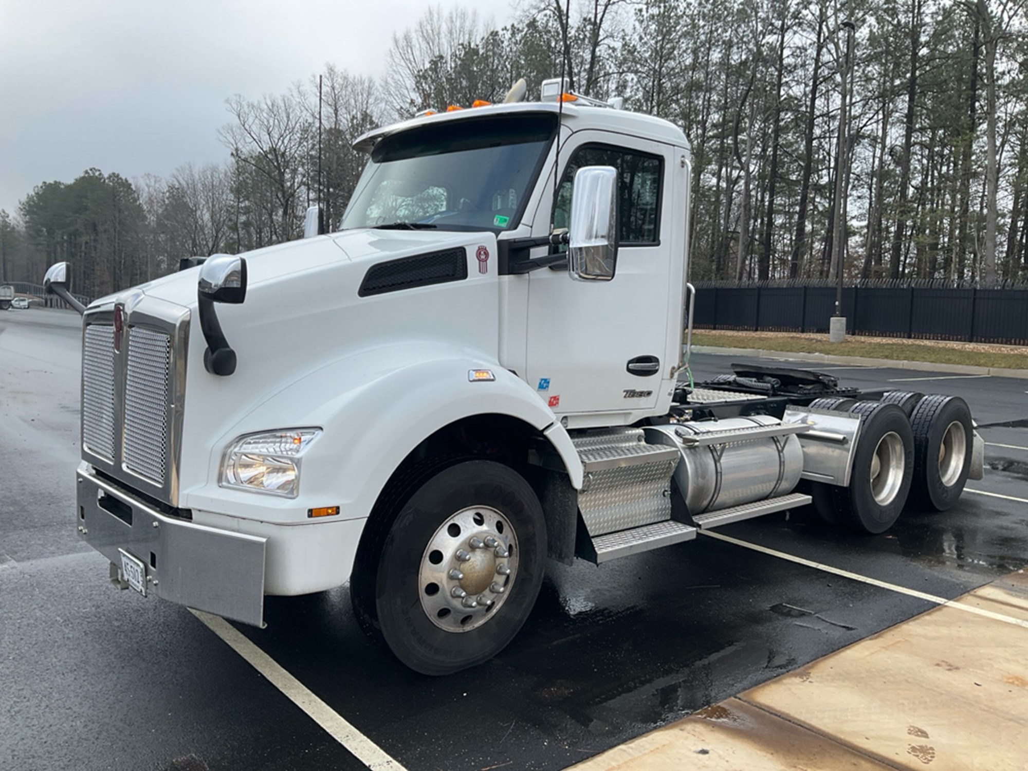 2023 Kenworth T880 2023 Kenworth T880 - image 1 of 4