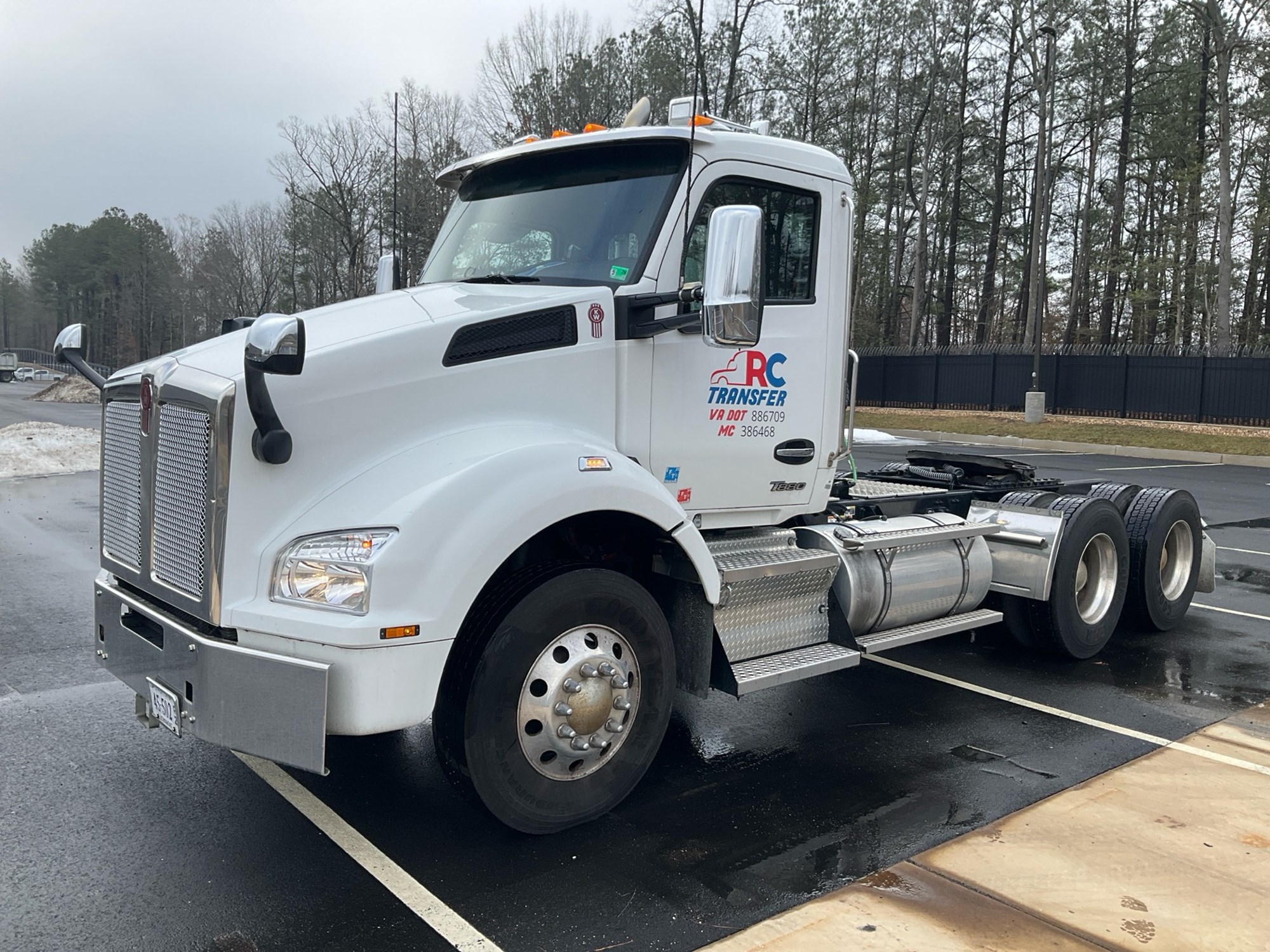 2023 Kenworth T880 2023 Kenworth T880 - image 1 of 3