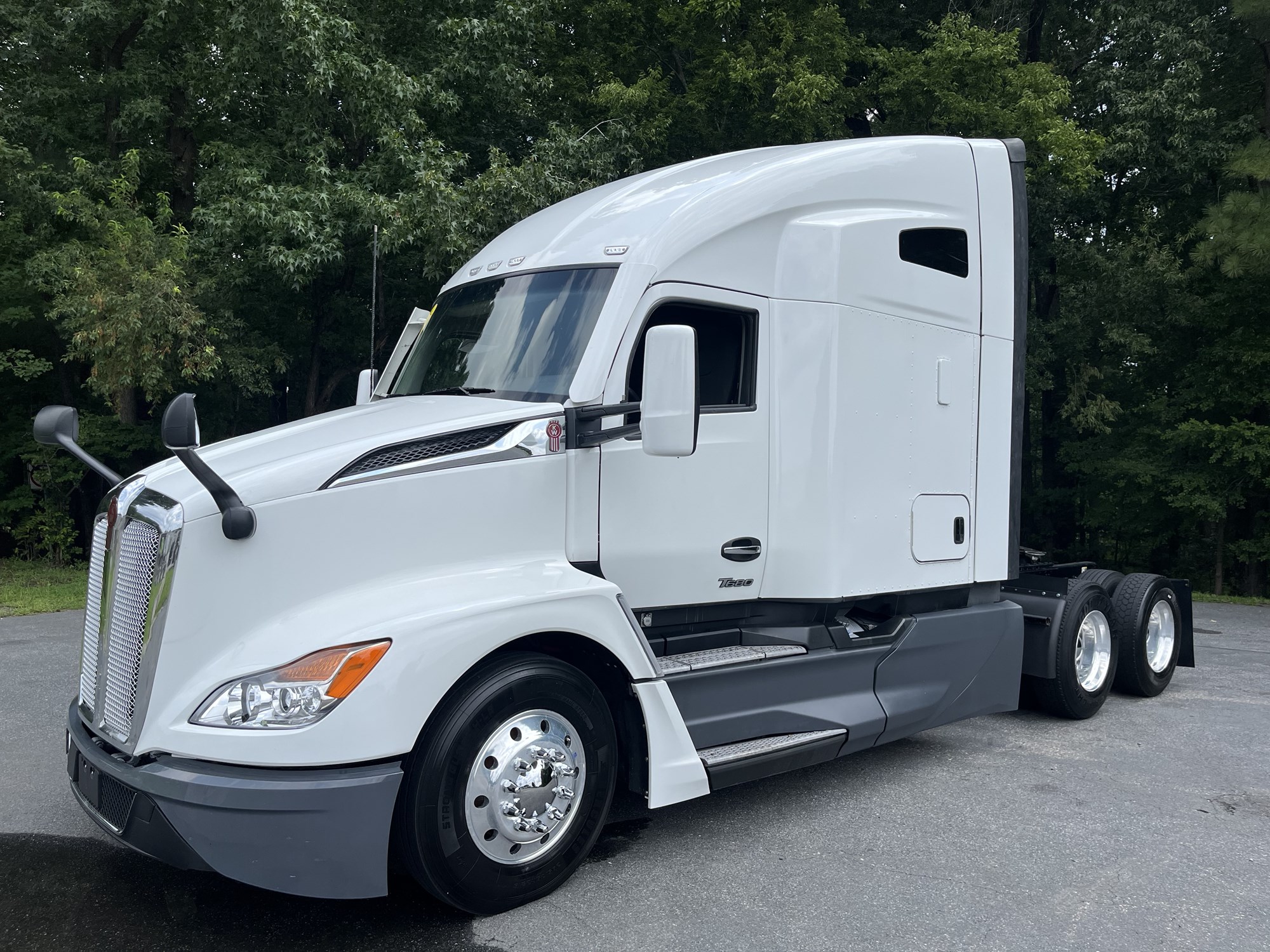 2023 Kenworth T680 2023 Kenworth T680 - image 1 of 6