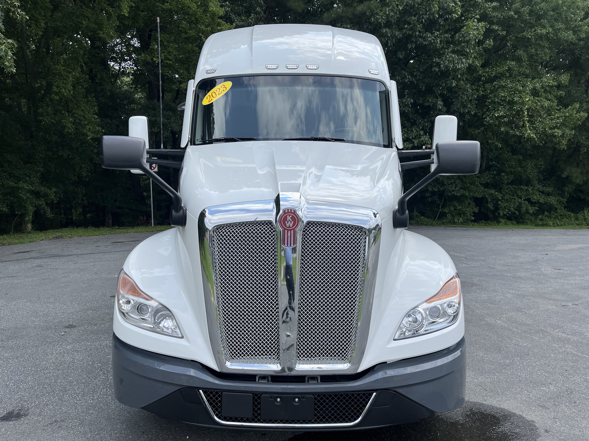 2023 Kenworth T680 2023 Kenworth T680 - image 2 of 6