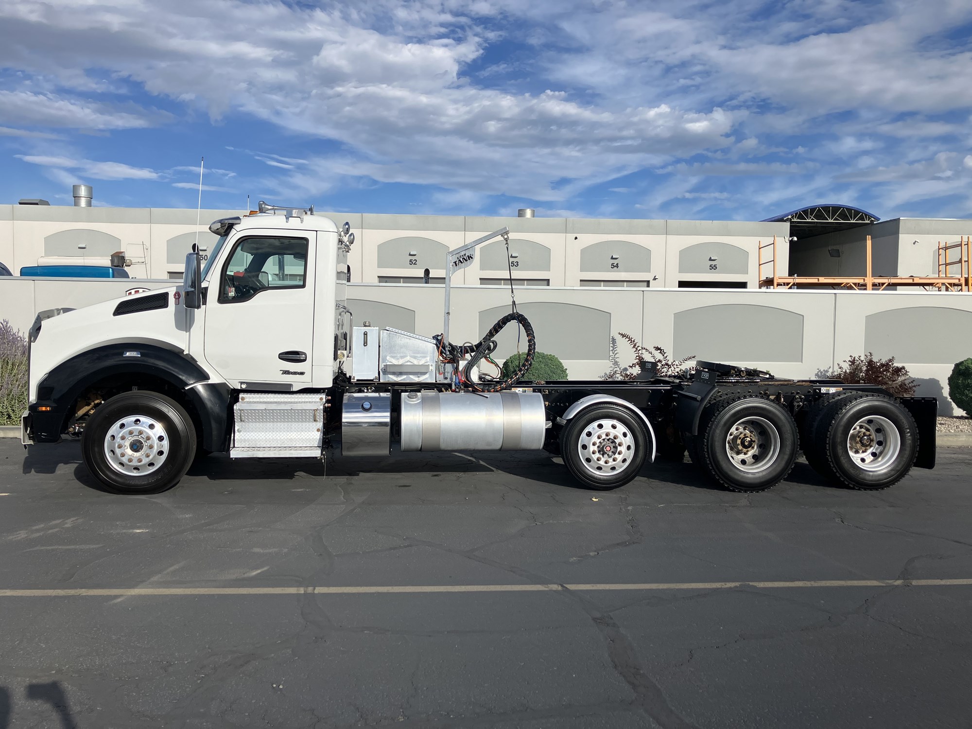 2024 Kenworth T880 2024 Kenworth T880 - image 1 of 6