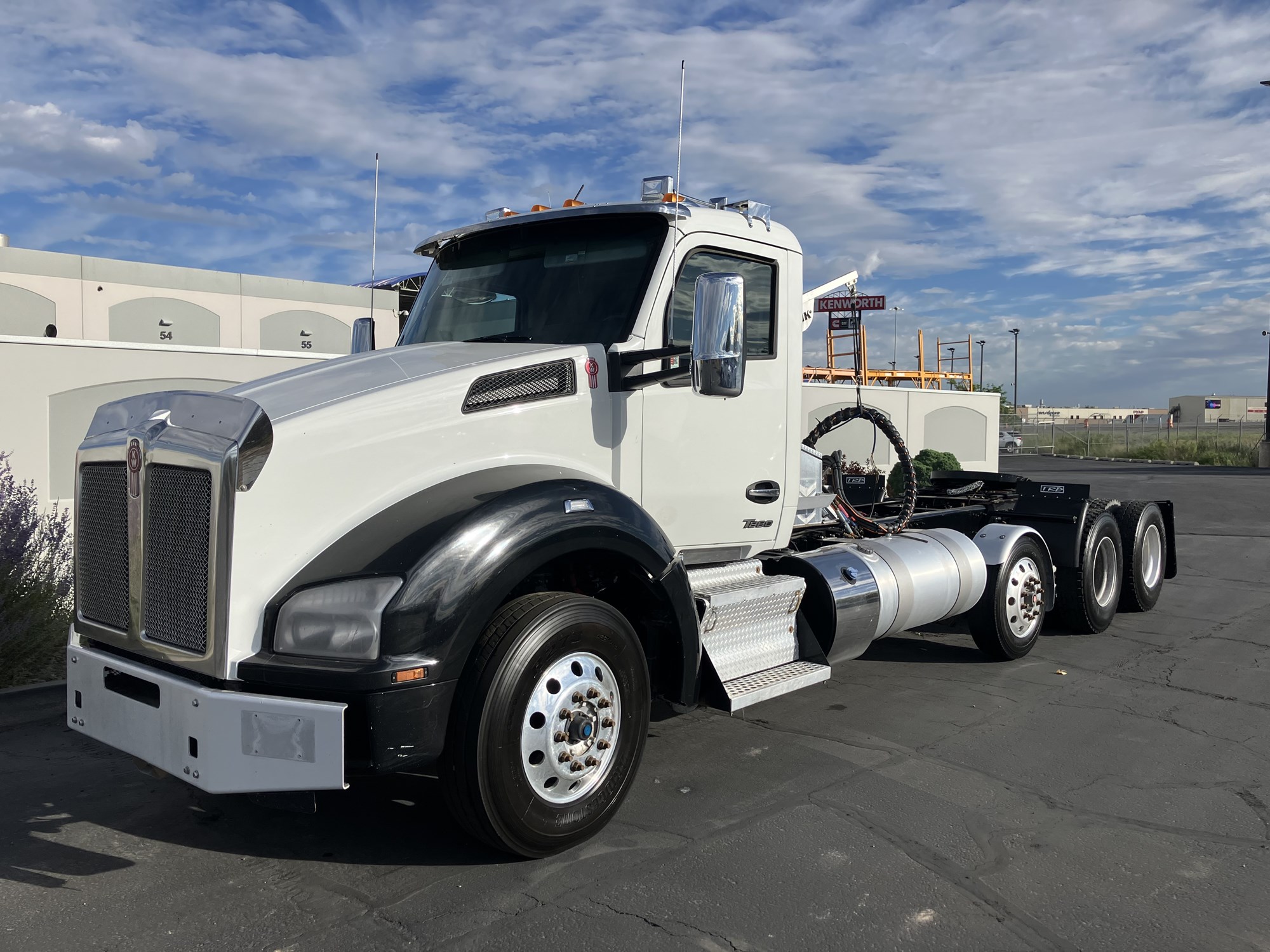 2024 Kenworth T880 2024 Kenworth T880 - image 2 of 6