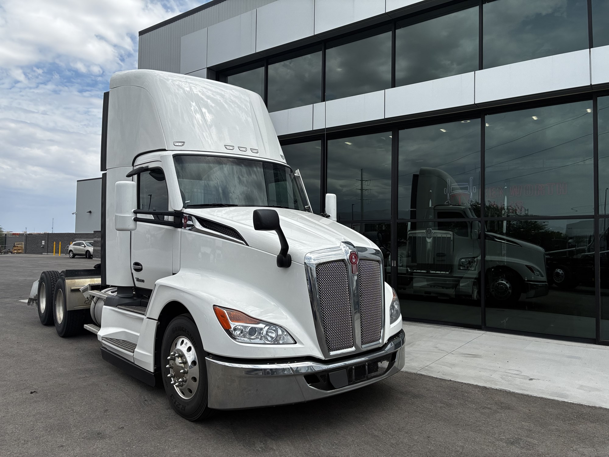 2024 Kenworth T680 Next Gen 2024 Kenworth T680 Next Gen - image 1 of 6