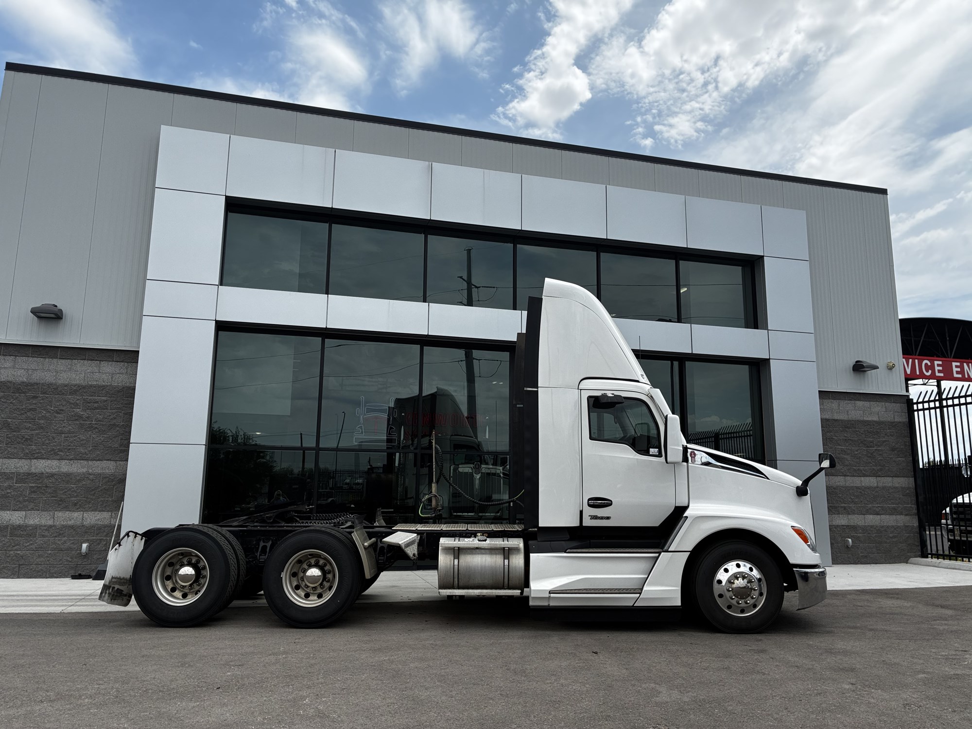 2024 Kenworth T680 Next Gen 2024 Kenworth T680 Next Gen - image 2 of 6
