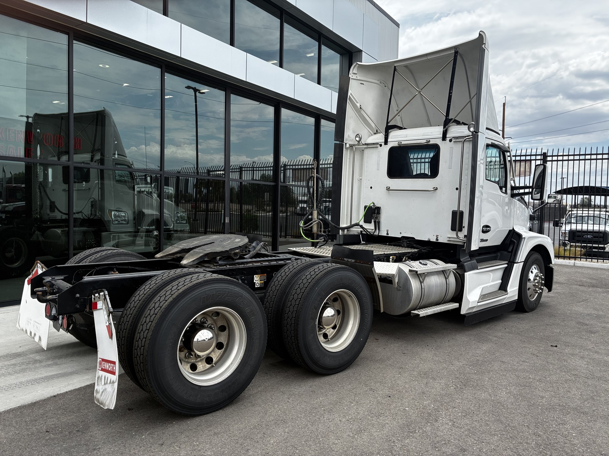 2024 Kenworth T680 Next Gen 2024 Kenworth T680 Next Gen - image 3 of 6