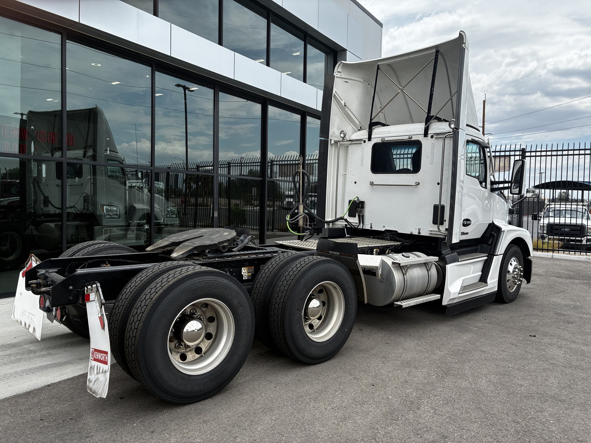 2024 Kenworth T680 Next Gen 2024 Kenworth T680 Next Gen - image 4 of 6