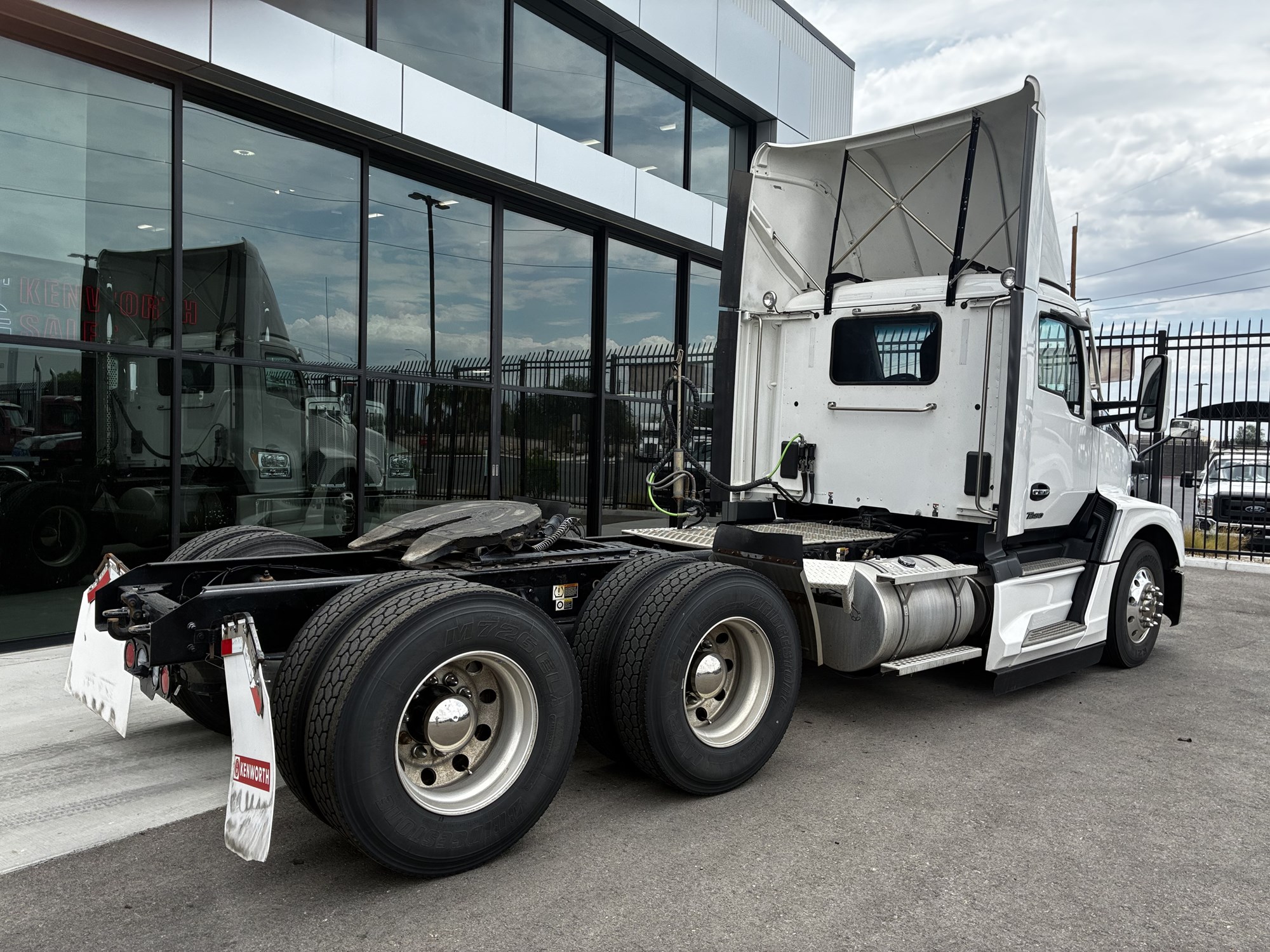 2024 Kenworth T680 Next Gen 2024 Kenworth T680 Next Gen - image 5 of 6