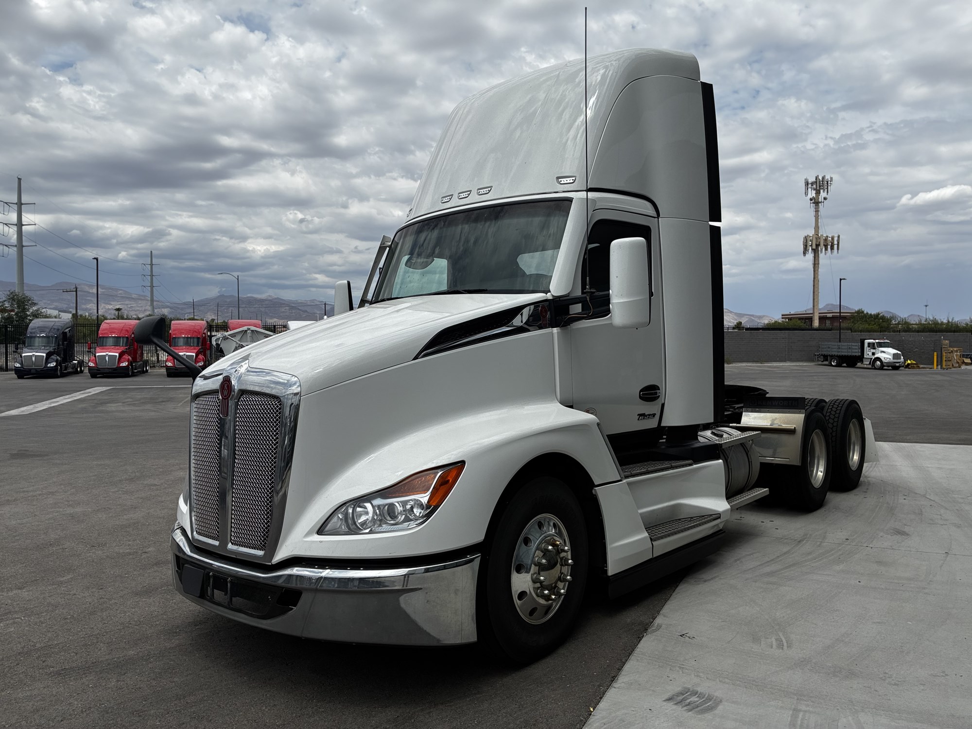 2024 Kenworth T680 Next Gen RJ358882U-11 2024 Kenworth T680 Next Gen RJ358882U-11