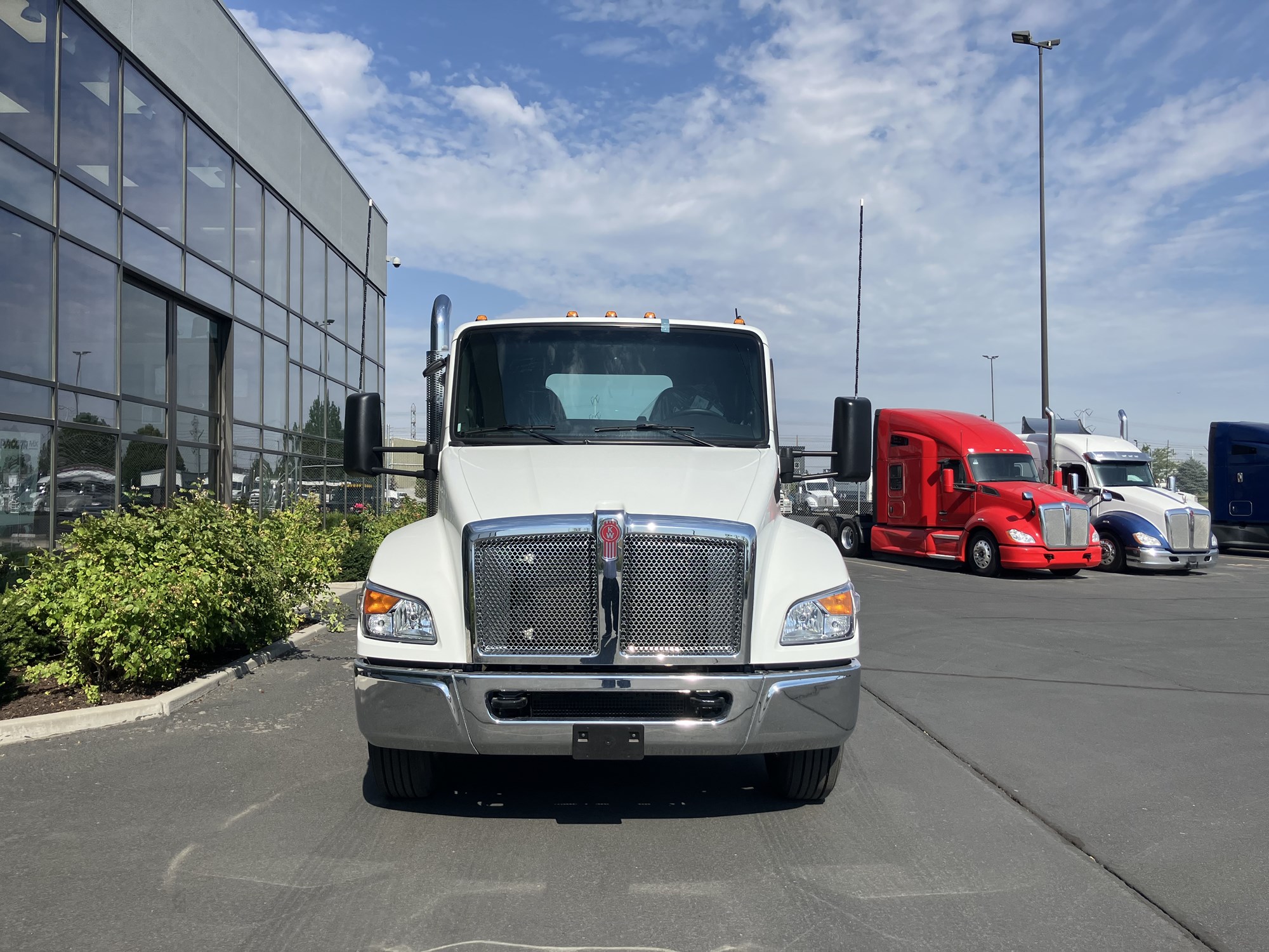2026 Kenworth T280 2026 Kenworth T280 - image 2 of 6