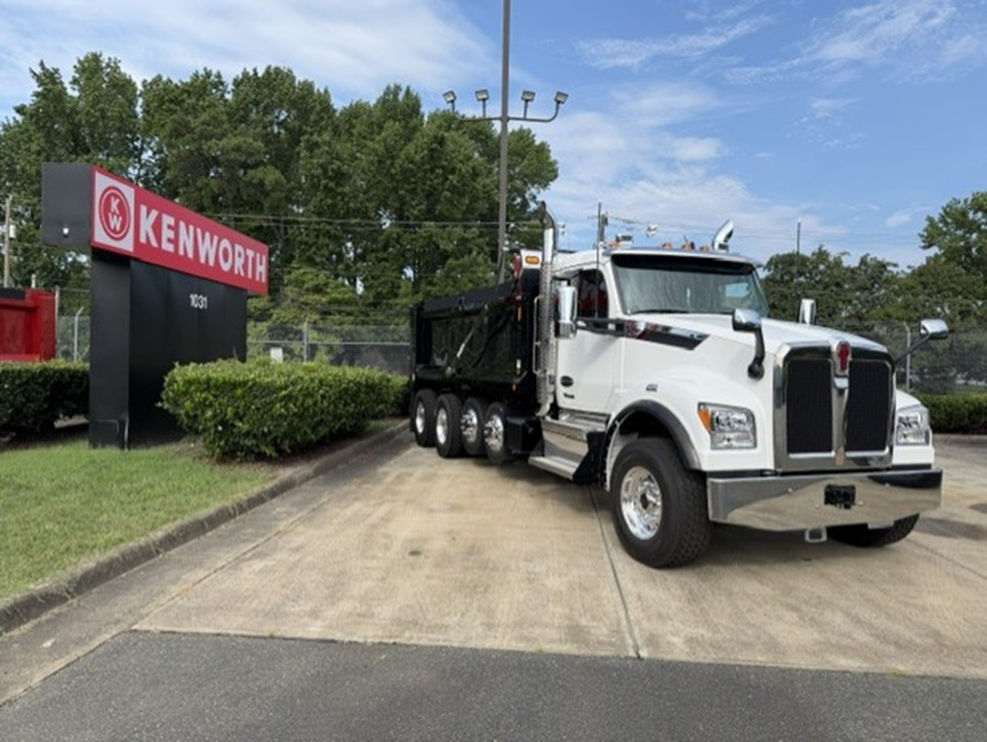 2027 Kenworth T880 2027 Kenworth T880 - image 1 of 6