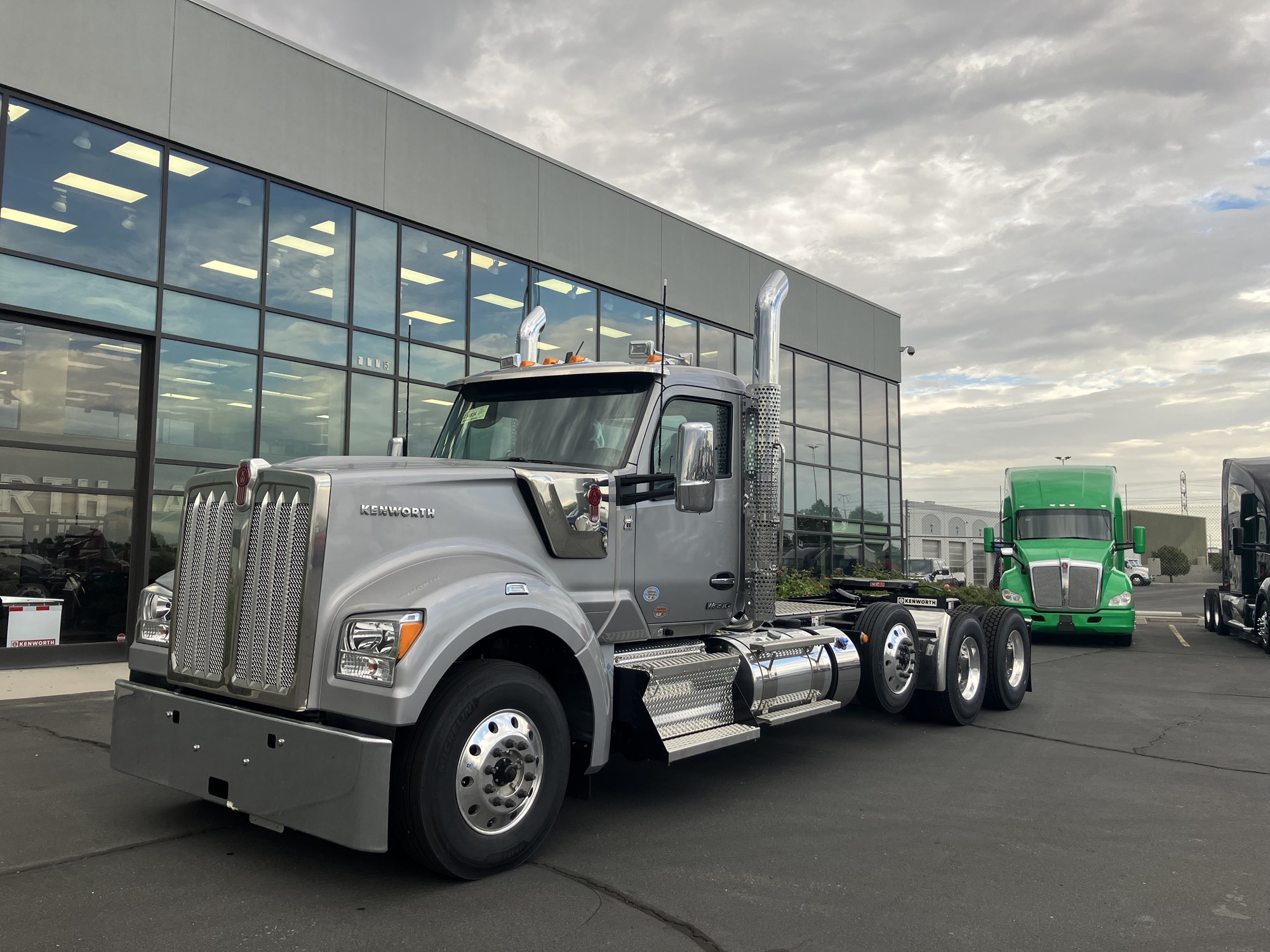 2027 Kenworth W990 2027 Kenworth W990 - image 1 of 6