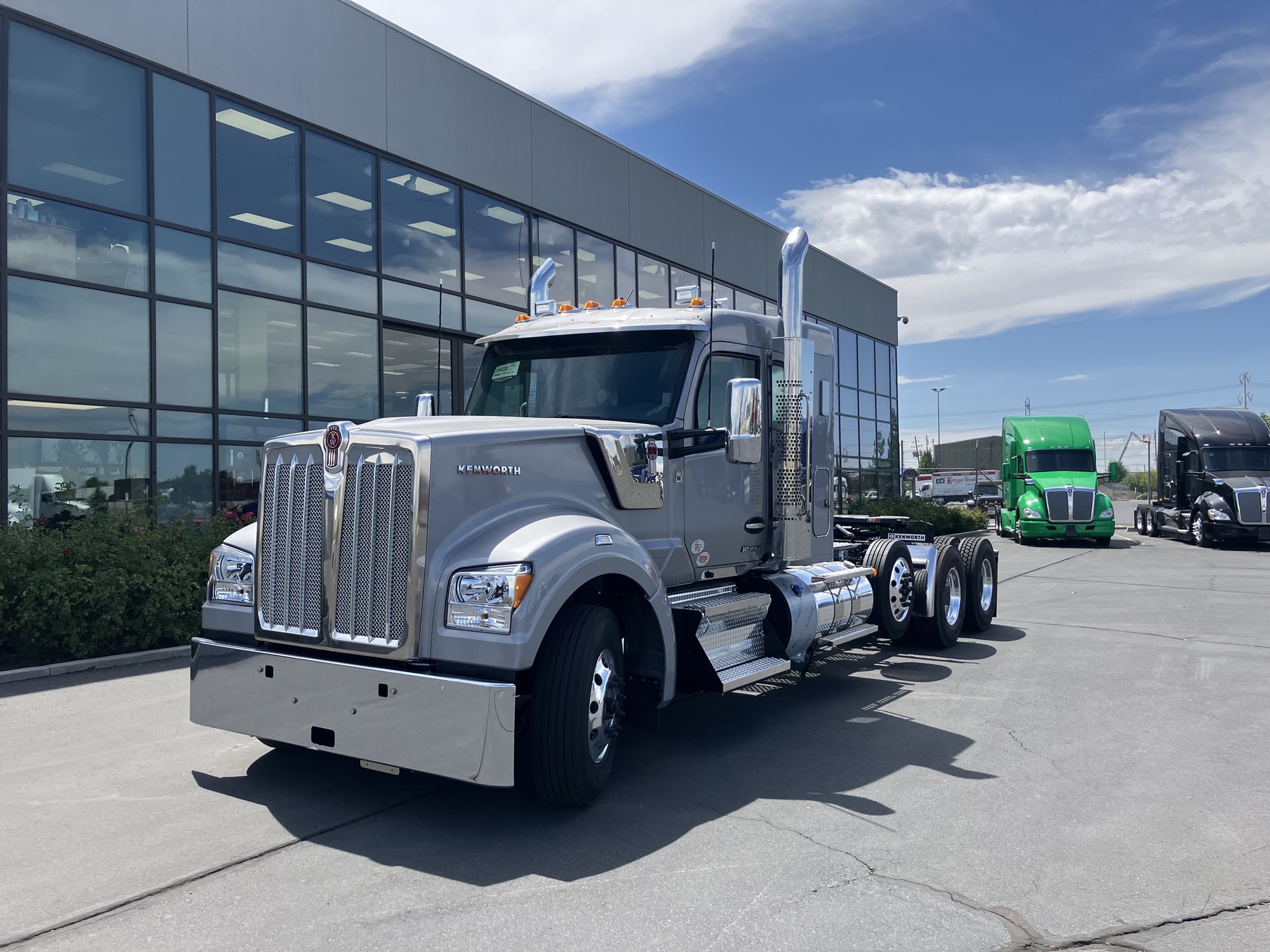2027 Kenworth W990 2027 Kenworth W990 - image 1 of 6