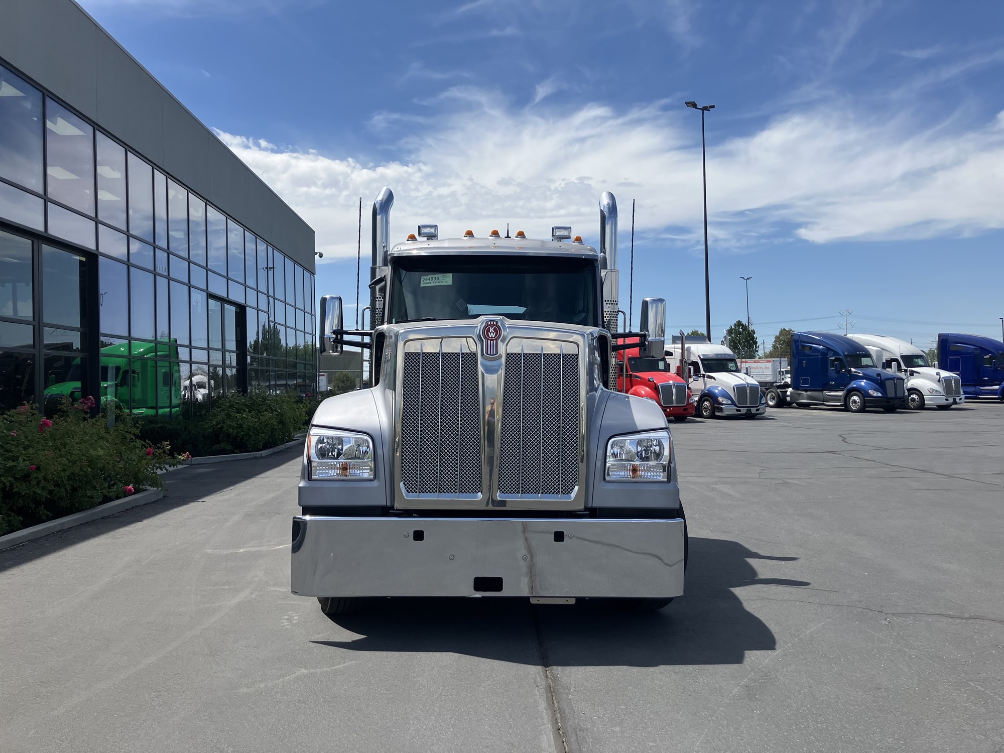 2027 Kenworth W990 2027 Kenworth W990 - image 2 of 6
