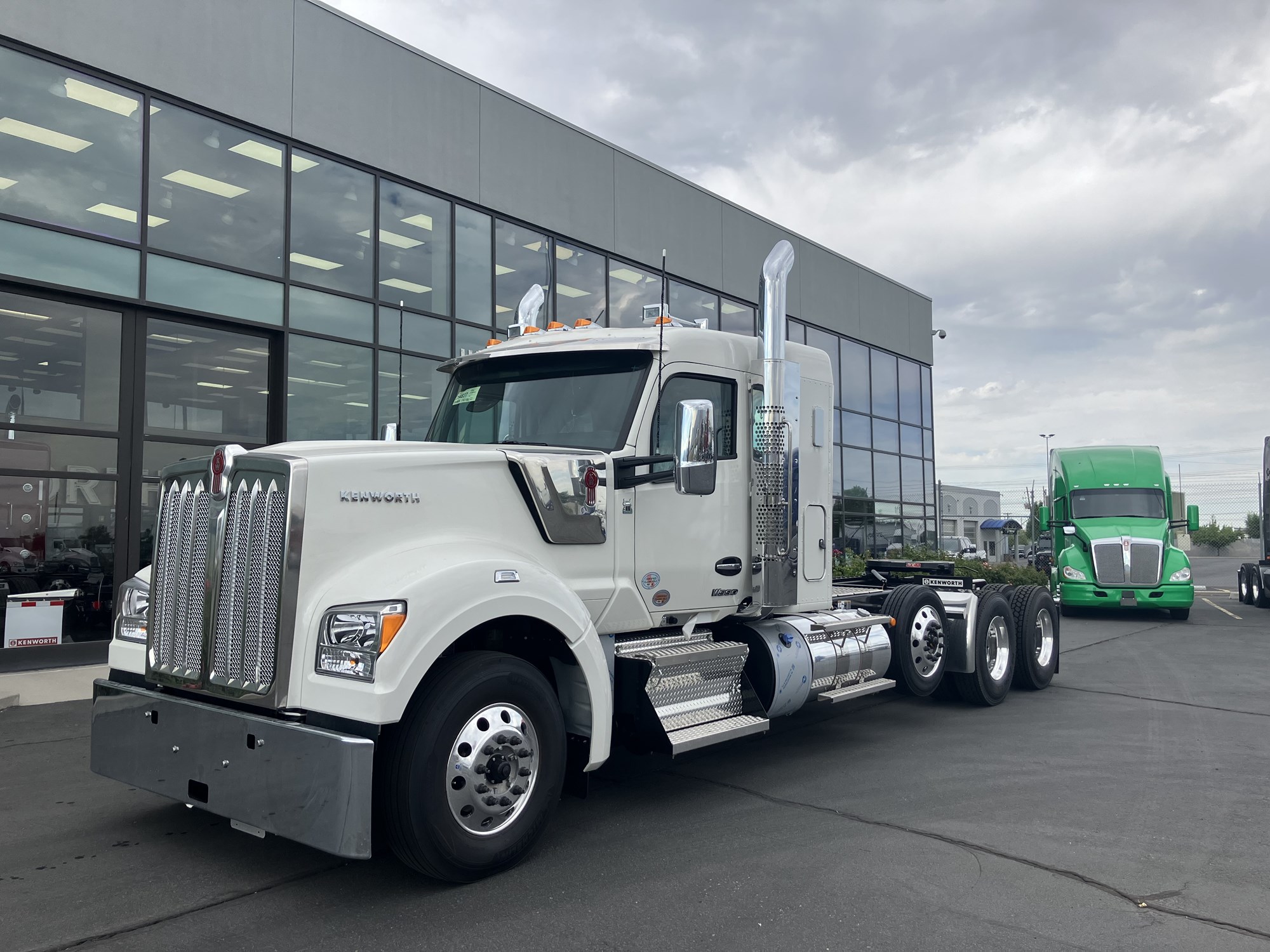 2027 Kenworth W990 2027 Kenworth W990 - image 1 of 6