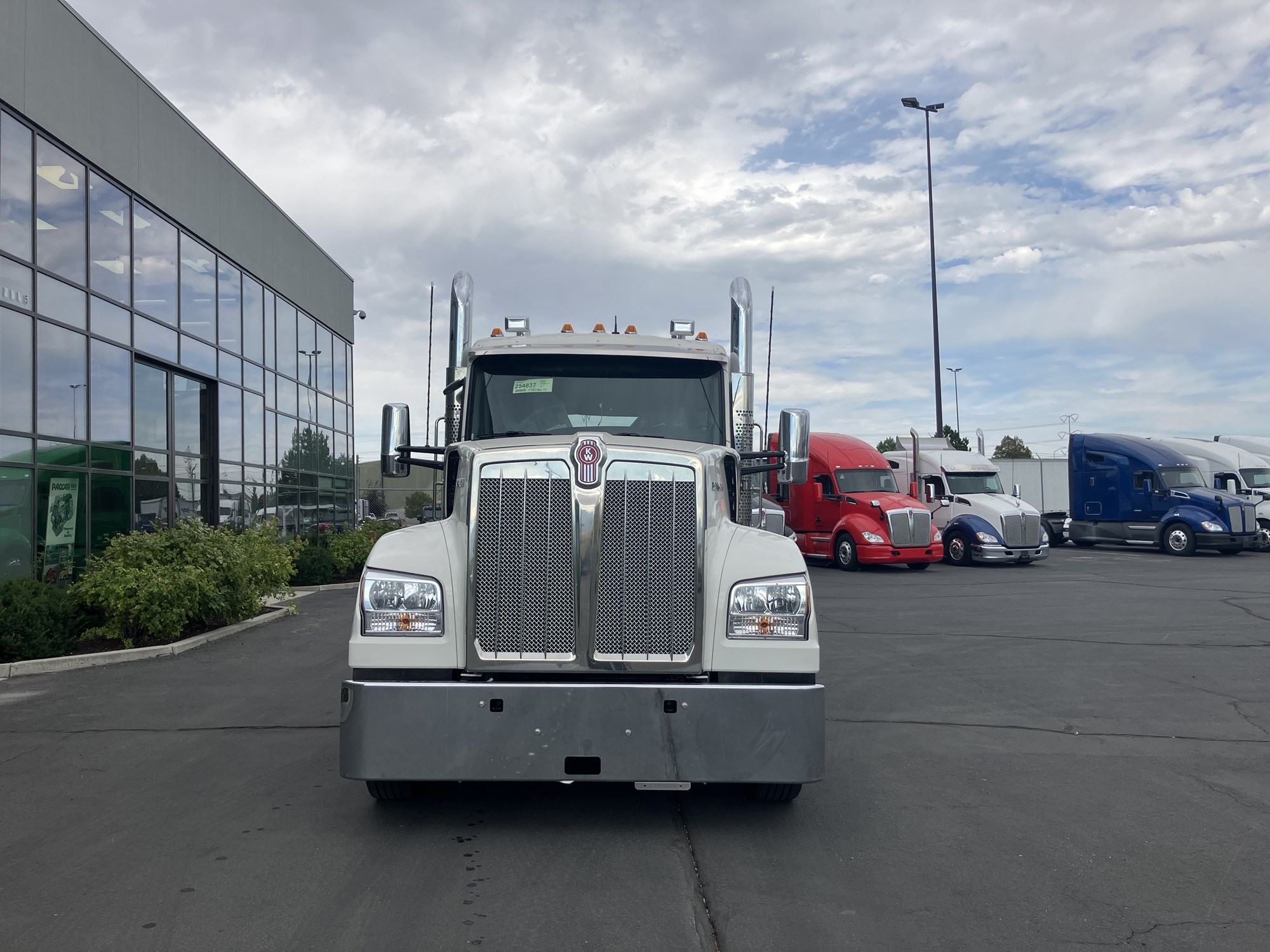2027 Kenworth W990 2027 Kenworth W990 - image 2 of 6