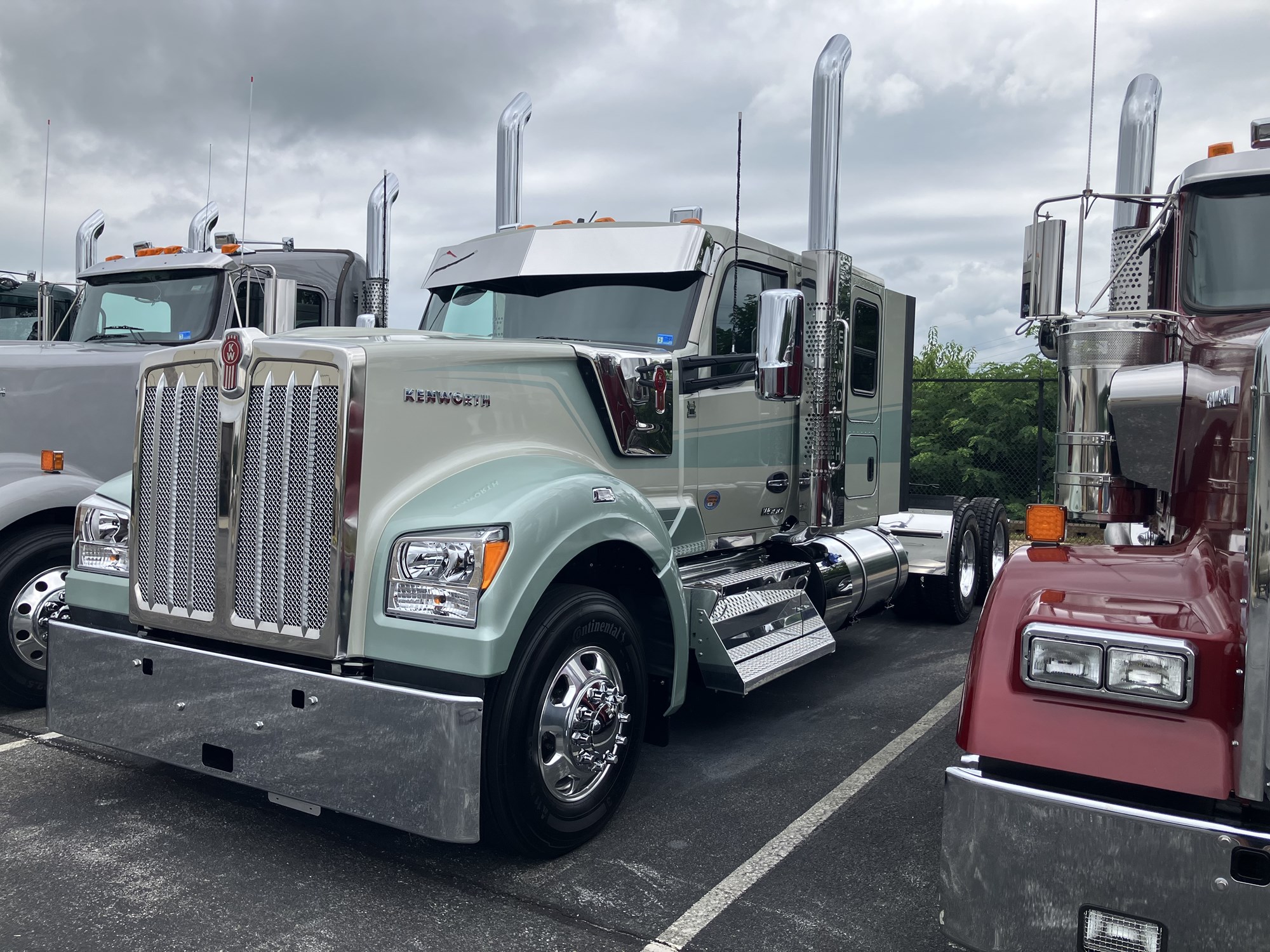 2027 Kenworth W990 - image 1 of 6
