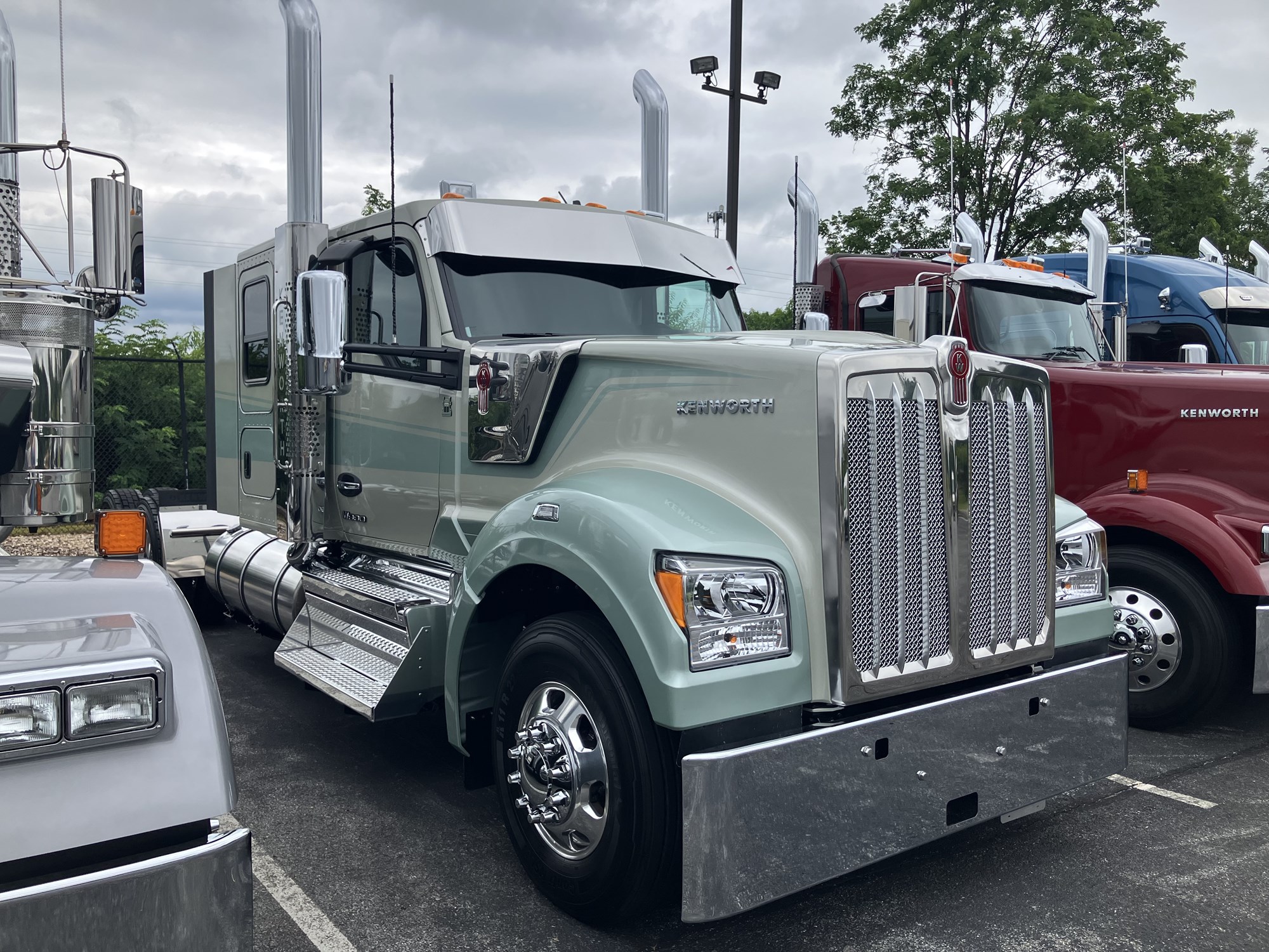 2027 Kenworth W990 - image 2 of 6