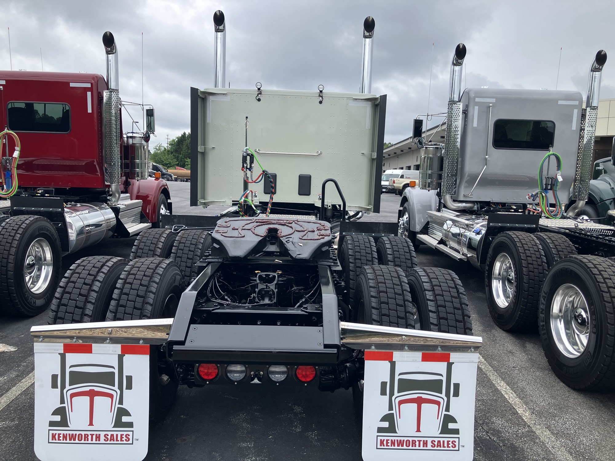 2027 Kenworth W990 - image 3 of 6