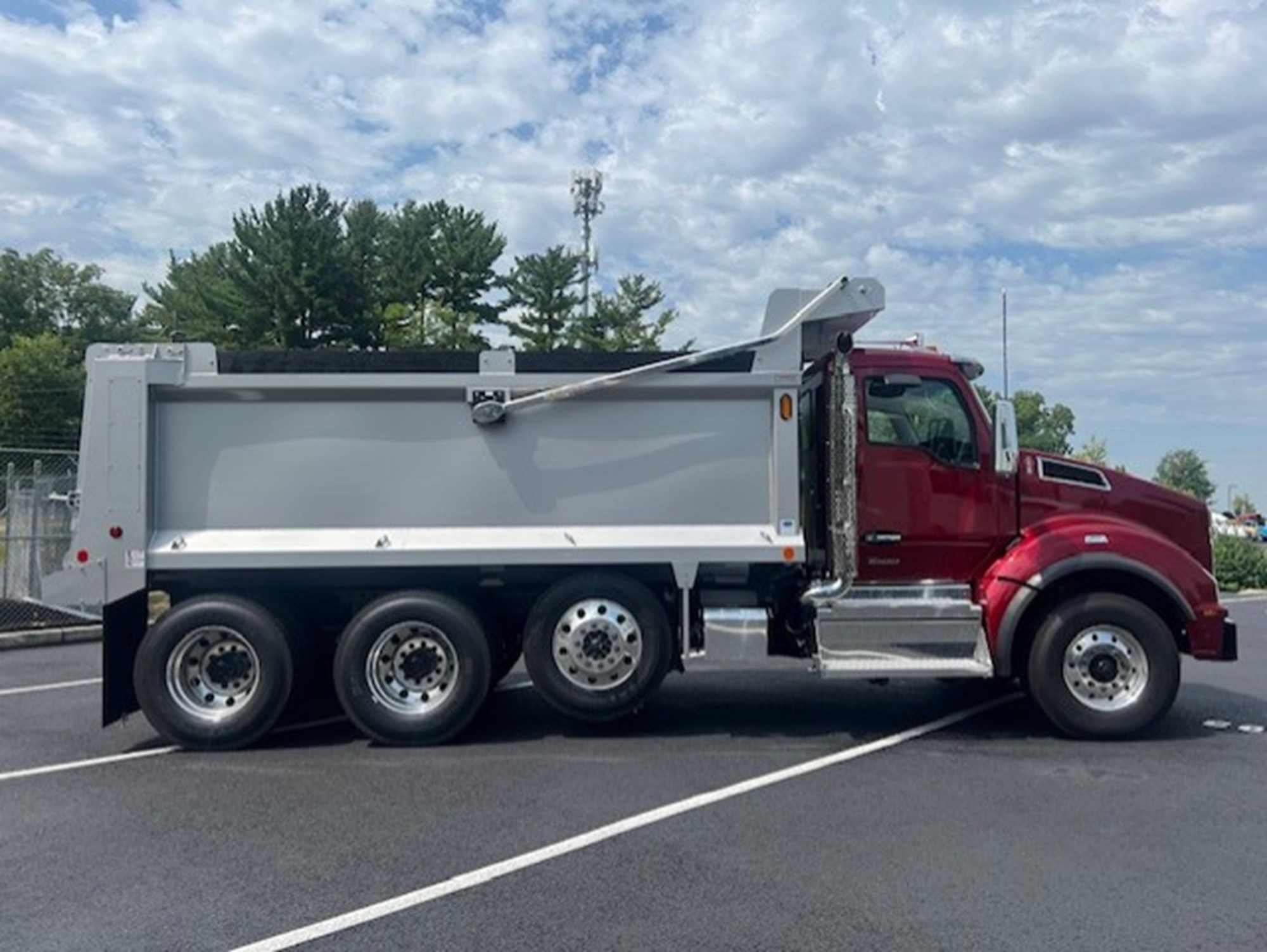2027 Kenworth T880 - image 4 of 6