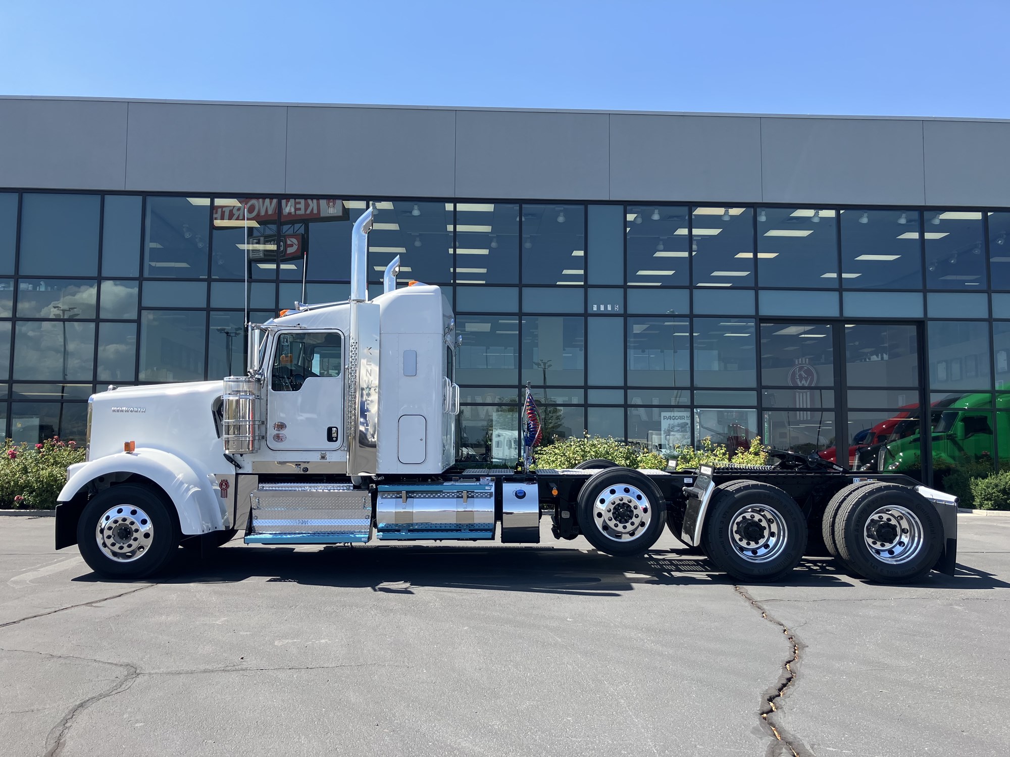 2027 Kenworth W900B 2027 Kenworth W900B - image 5 of 6