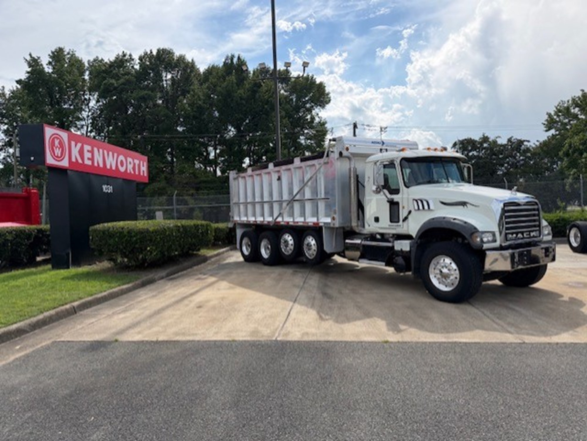 2014 Mack CV713 Granite 2014 Mack CV713 Granite - image 1 of 3
