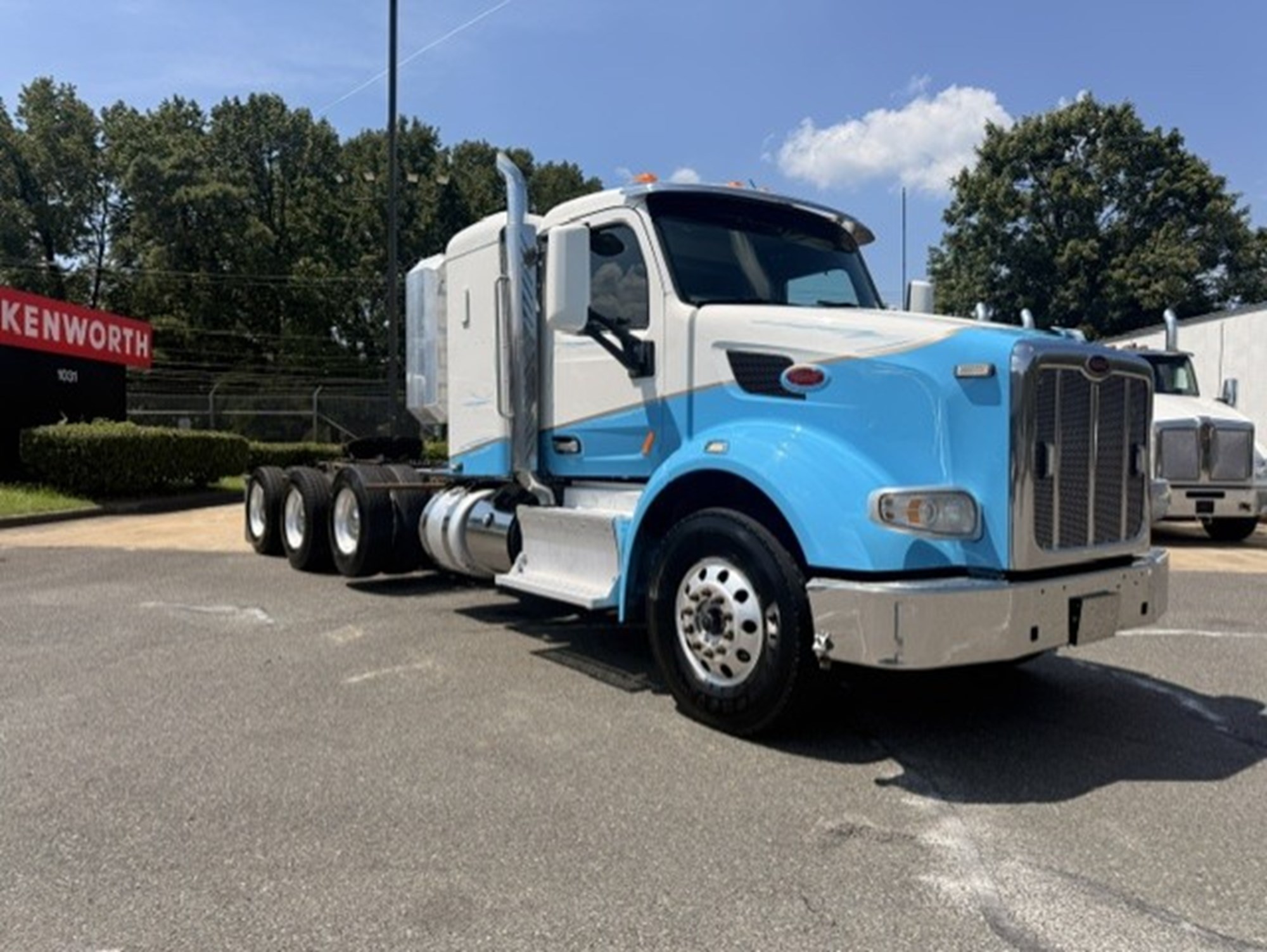 2015 Peterbilt 567 - image 2 of 6