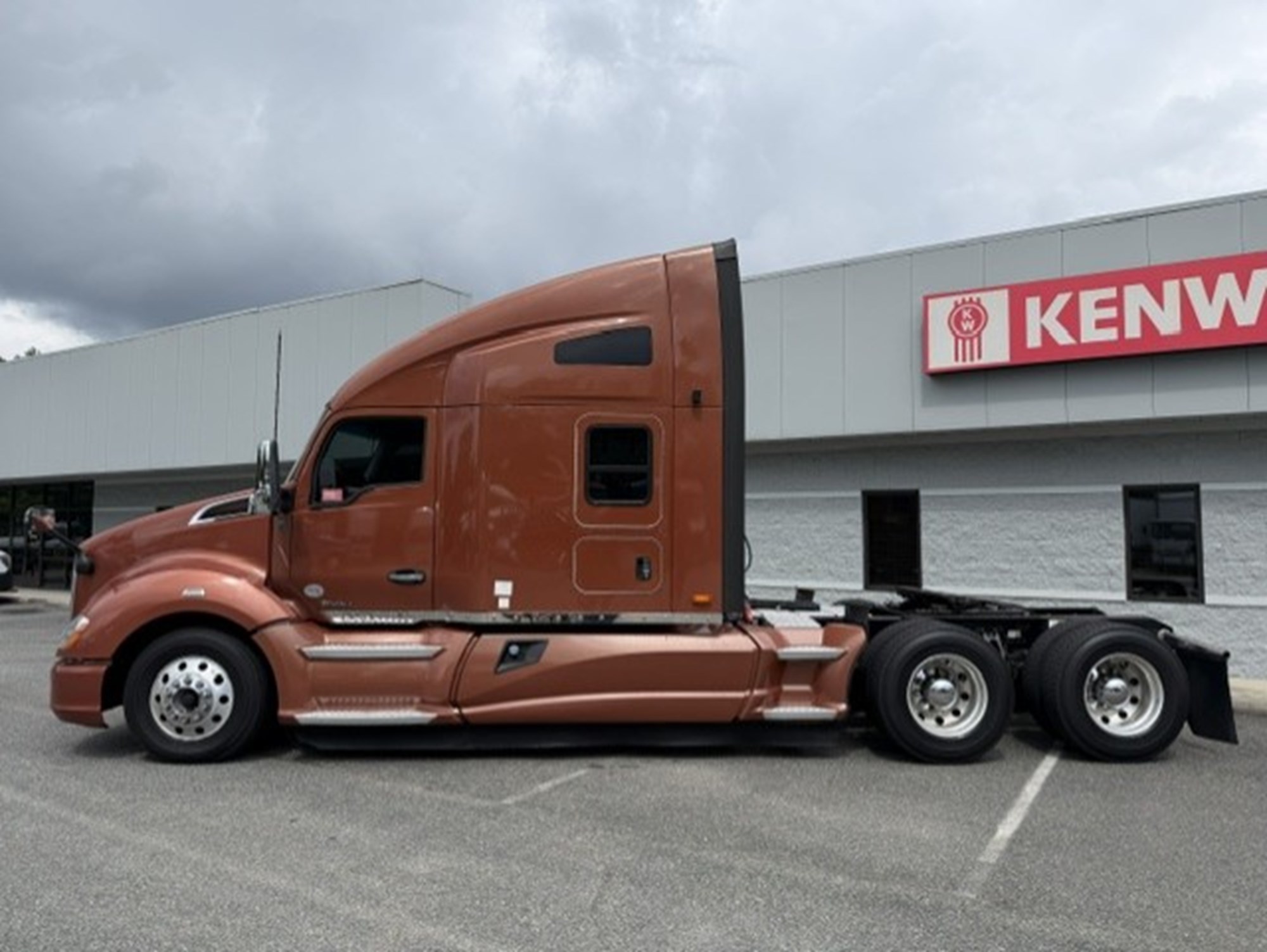 2020 Kenworth T680 2020 Kenworth T680 - image 1 of 6