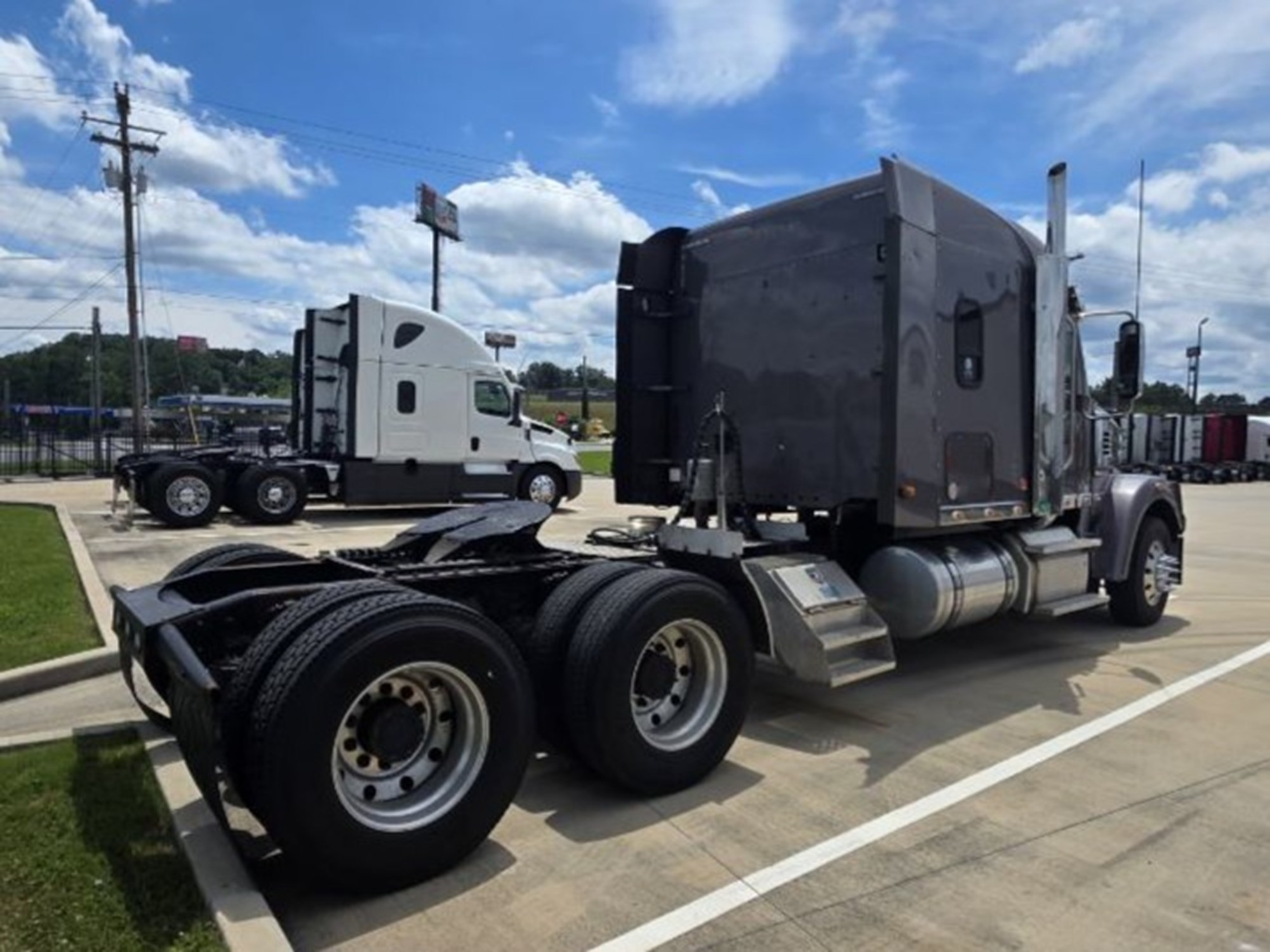 2018 Freightliner Coronado - image 2 of 6