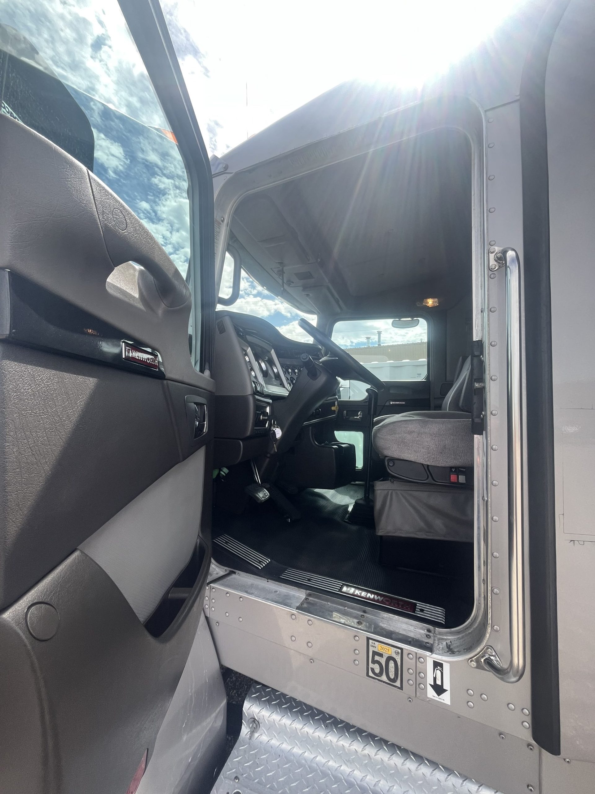 2019 Kenworth T440 2019 Kenworth T440 - image 4 of 6