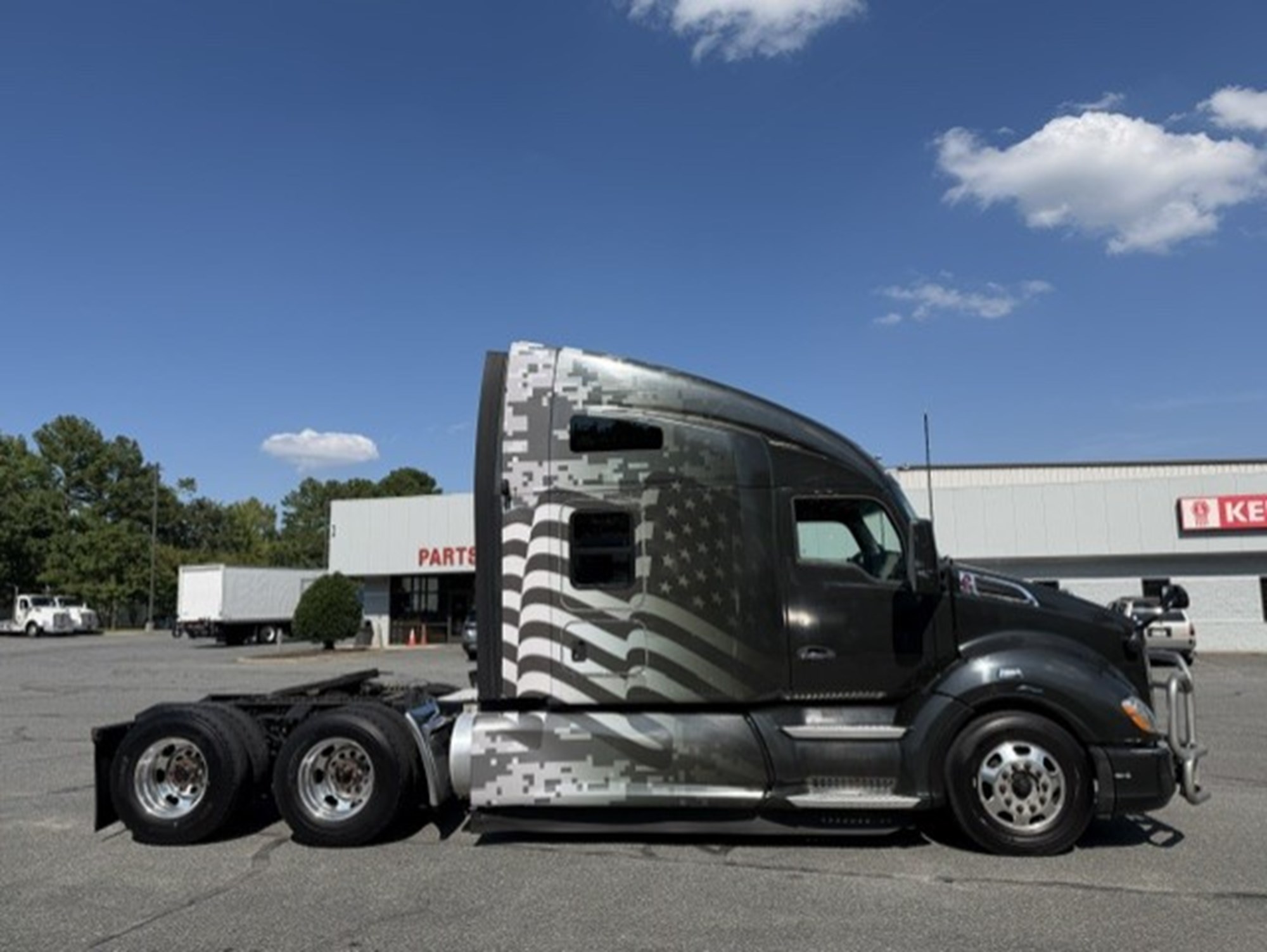 2019 Kenworth T680 - image 3 of 6