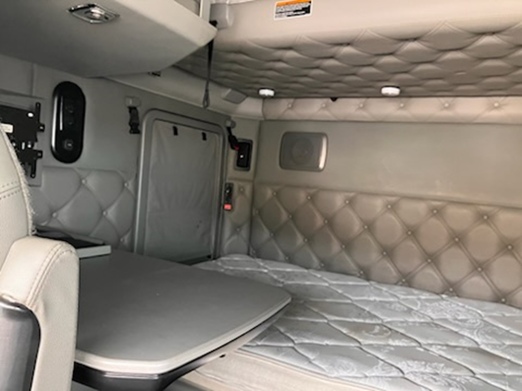 2019 Kenworth T680 - image 5 of 6