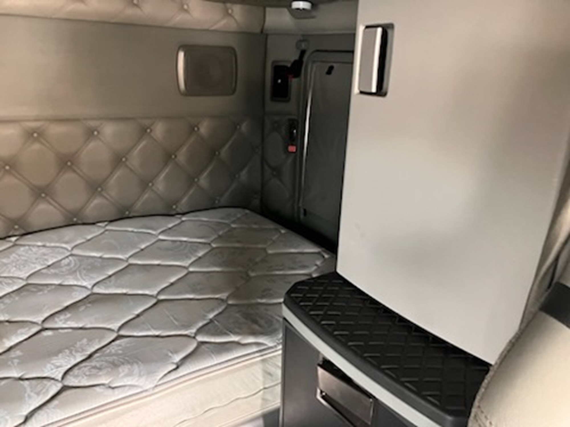 2019 Kenworth T680 - image 6 of 6
