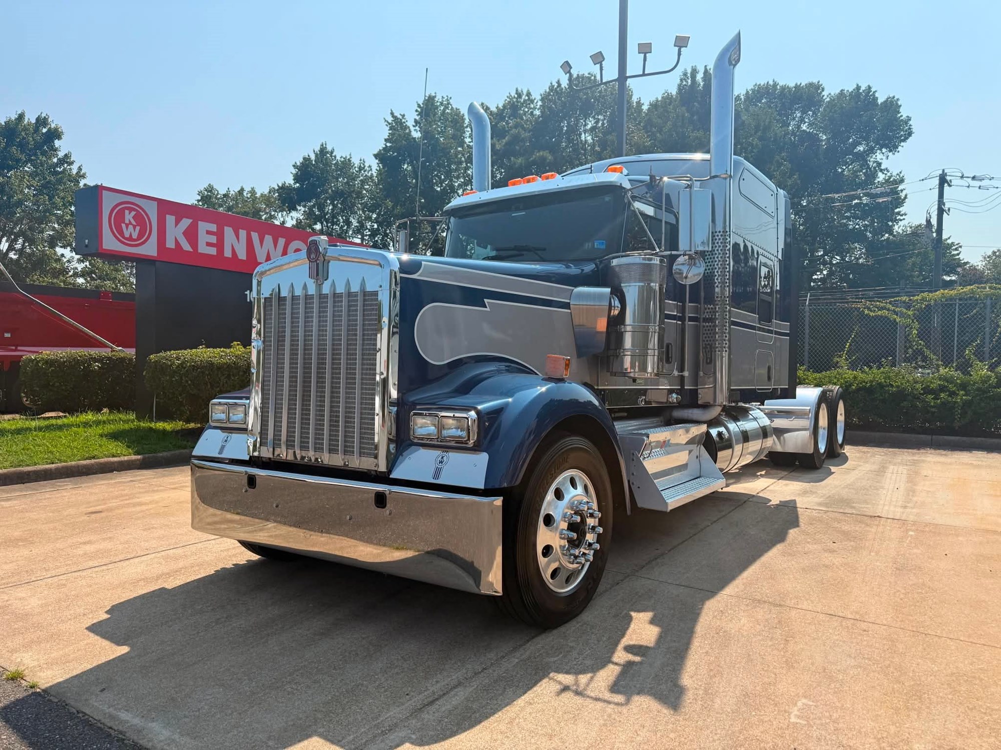 2020 Kenworth W900L - image 2 of 6