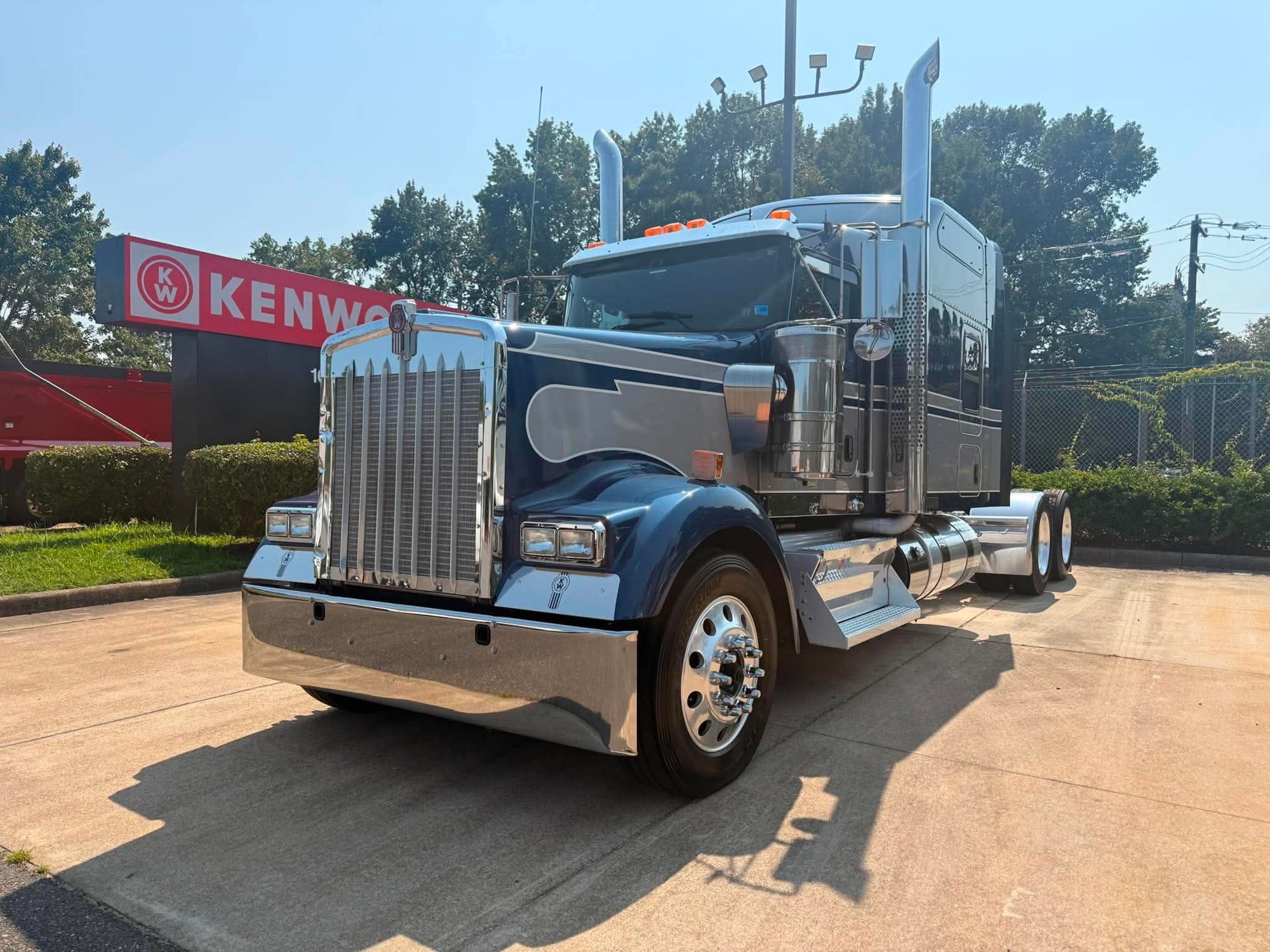 2020 Kenworth W900L - image 3 of 6