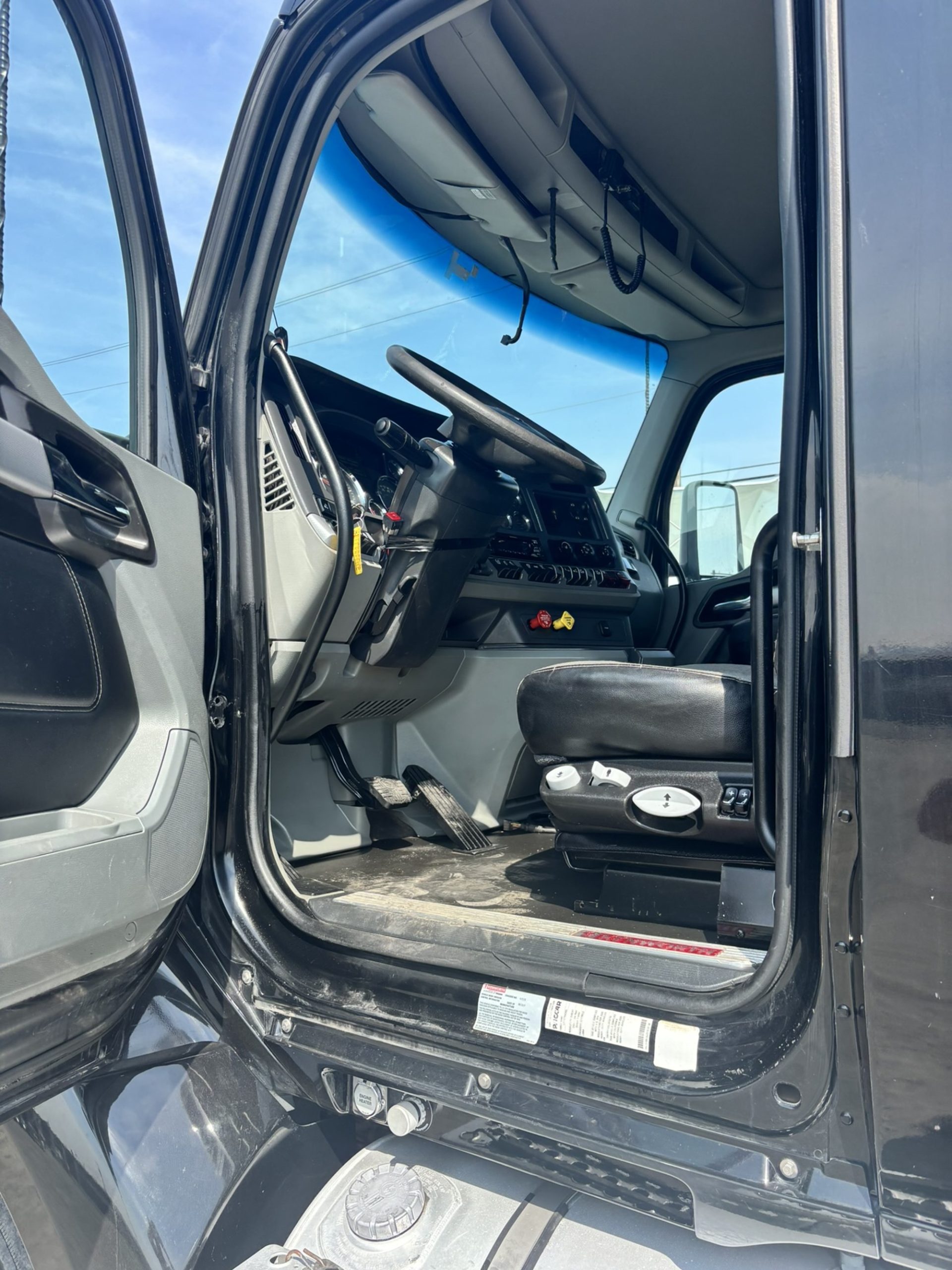 2020 Kenworth T680 - image 5 of 6