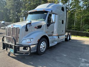 2021 Peterbilt 579 MD707694U-01