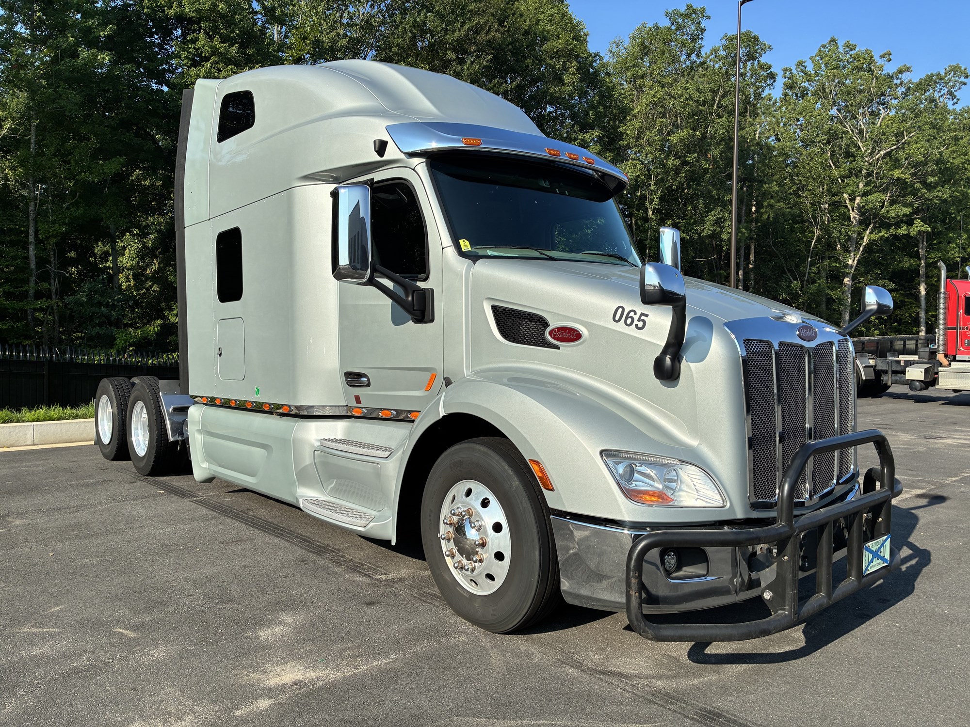 2021 Peterbilt 579 2021 Peterbilt 579 - image 2 of 6