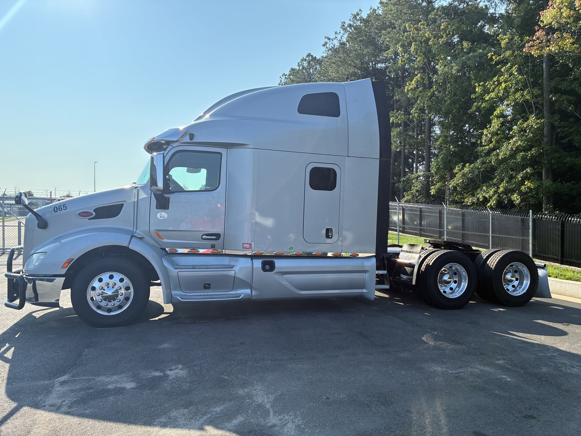 2021 Peterbilt 579 2021 Peterbilt 579 - image 4 of 6