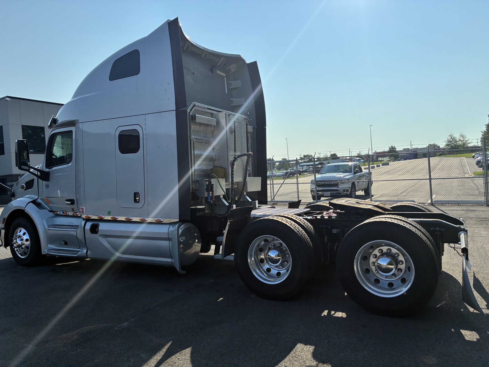 2021 Peterbilt 579 2021 Peterbilt 579 - image 5 of 6